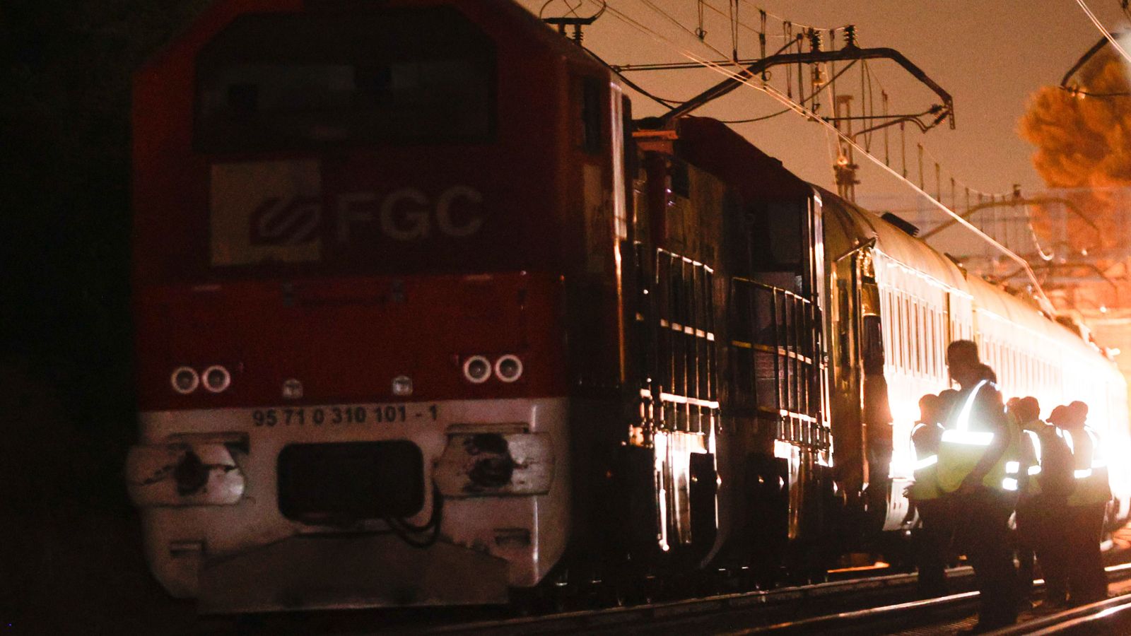 El tren regional, on viatjaven vora 75 passatgers, al fons i la locomotora de mercaderies en primer terme que van xocar aquest diumenge a Vila-seca, a Tarragona