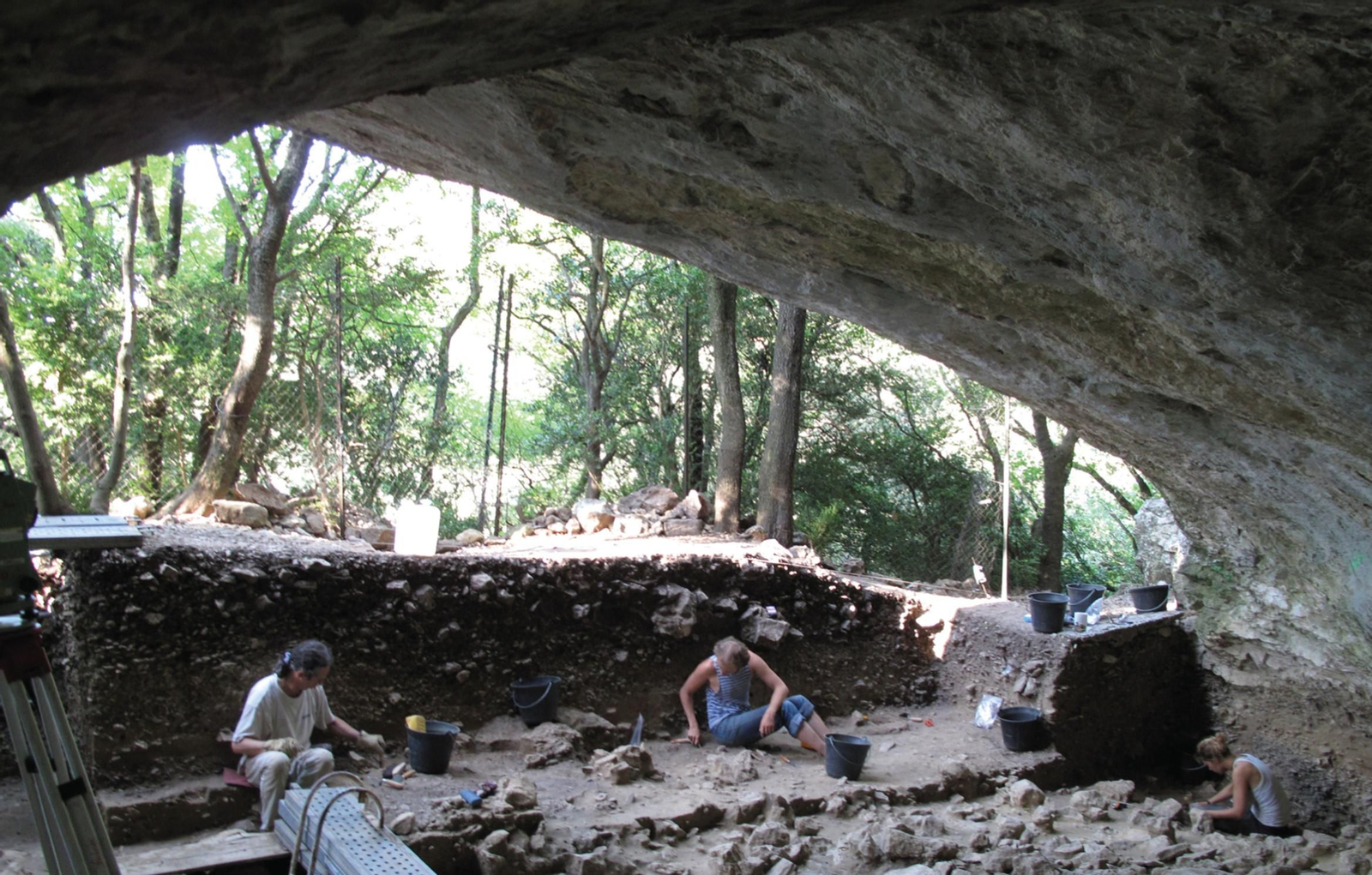 El grup d'investigació treballa a la cova de Mandrin (França)