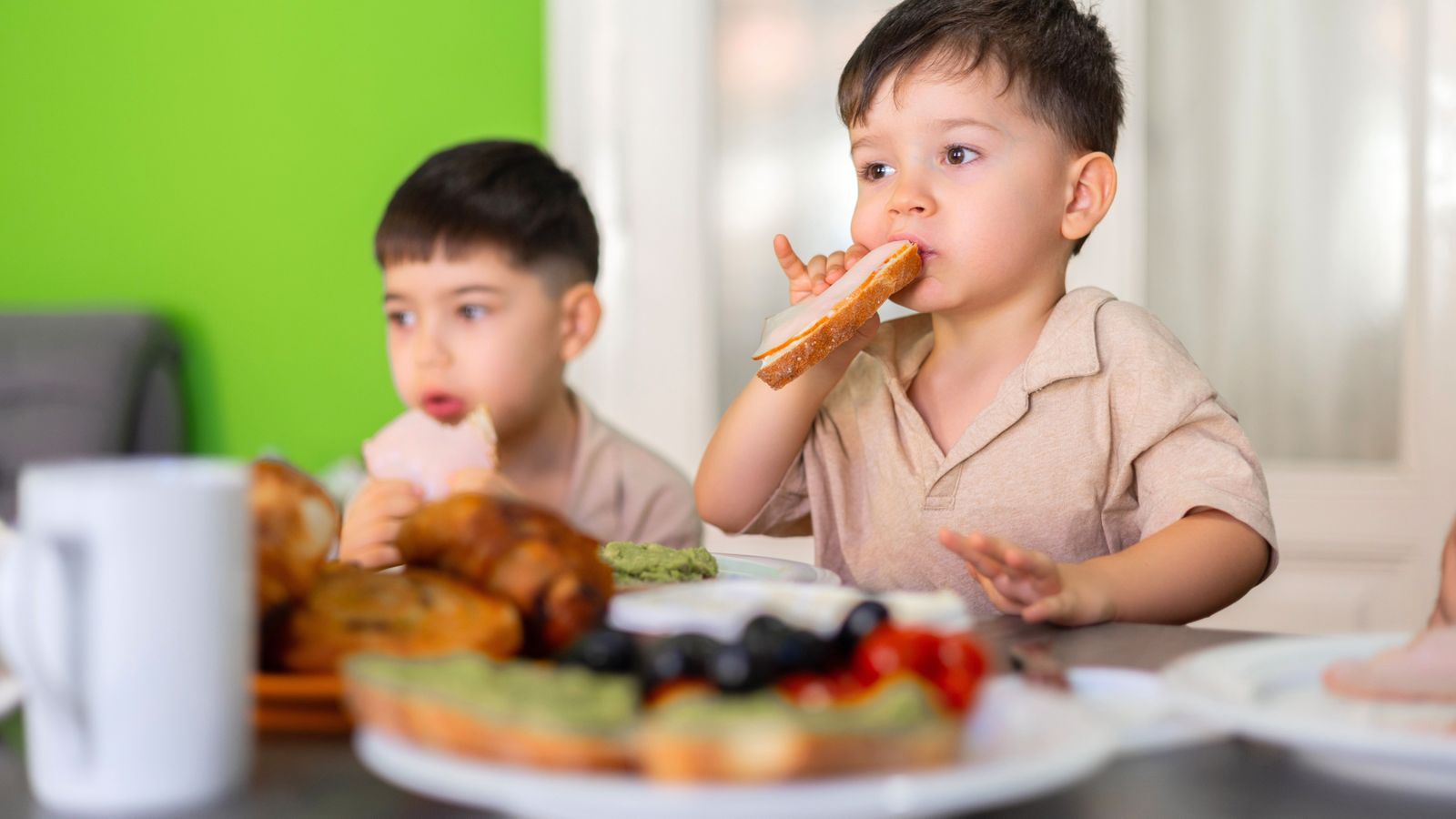 La fruita fresca i els entrepans de pa integral guanyen pes en els desdejunis i berenars escolars