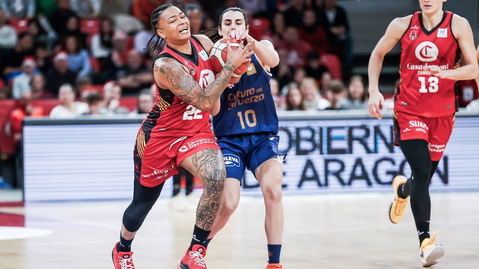 Tanaya Atkinson i Leticia Romero lluiten per una pilota