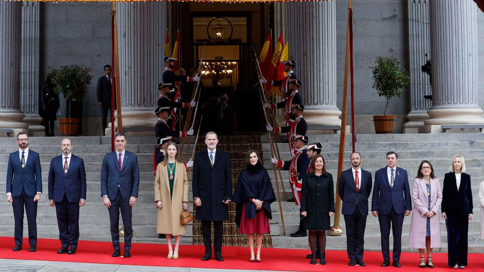 Autoritats, amb els reis Felip VI i Letícia en el centre, presideixen l'acte oficial d'obertura de la legislatura en el Congrés