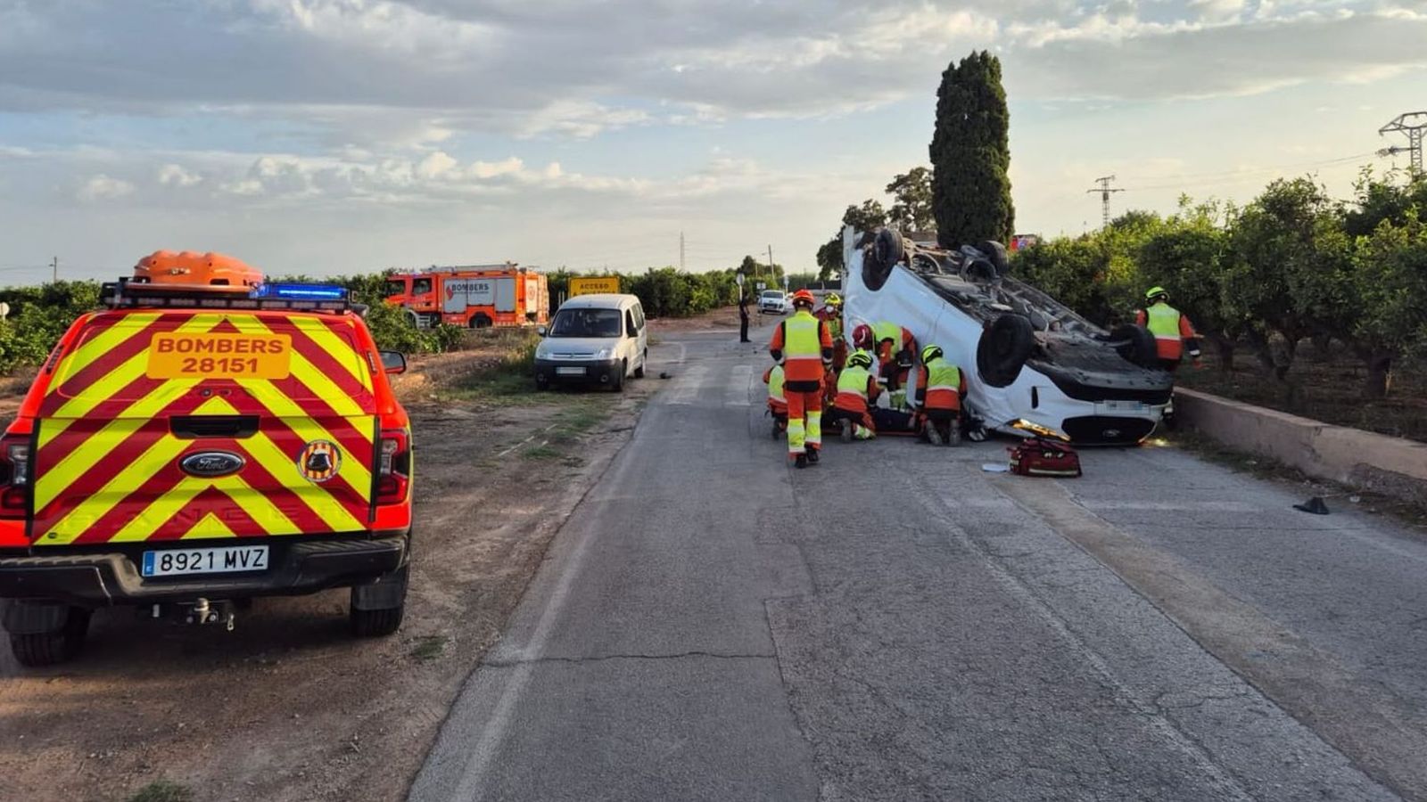 Els bombers excarcelen un dels ocupants dels vehicles implicats en l'accident