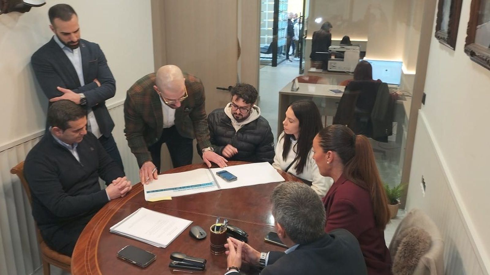 Míriam i Nico durant la reserva de la VPO, després de tres dies de Cua. En vídeo, la reacció de la parella