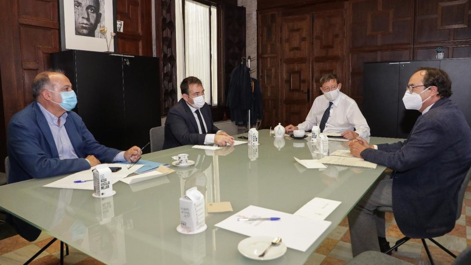 El president de la Generalitat Ximo Puig reunit amb el conseller Vicent Soler; el responsable de l'IVF, Manuel Illueca, i el secretari autonòmic per a la UE, Joan Calabuig