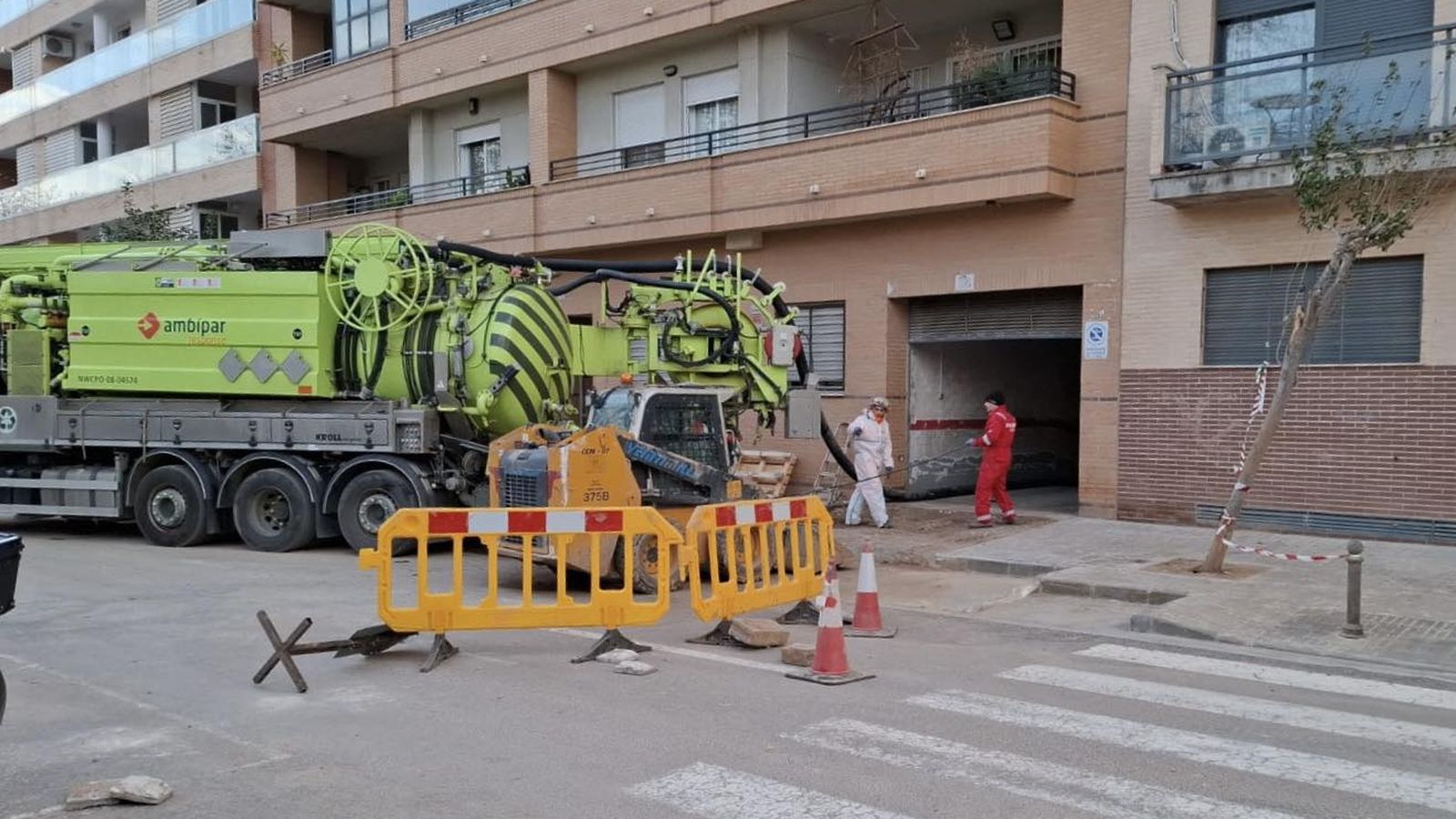 Treballs este mes de gener en un carrer de Catarroja afectat per la dana