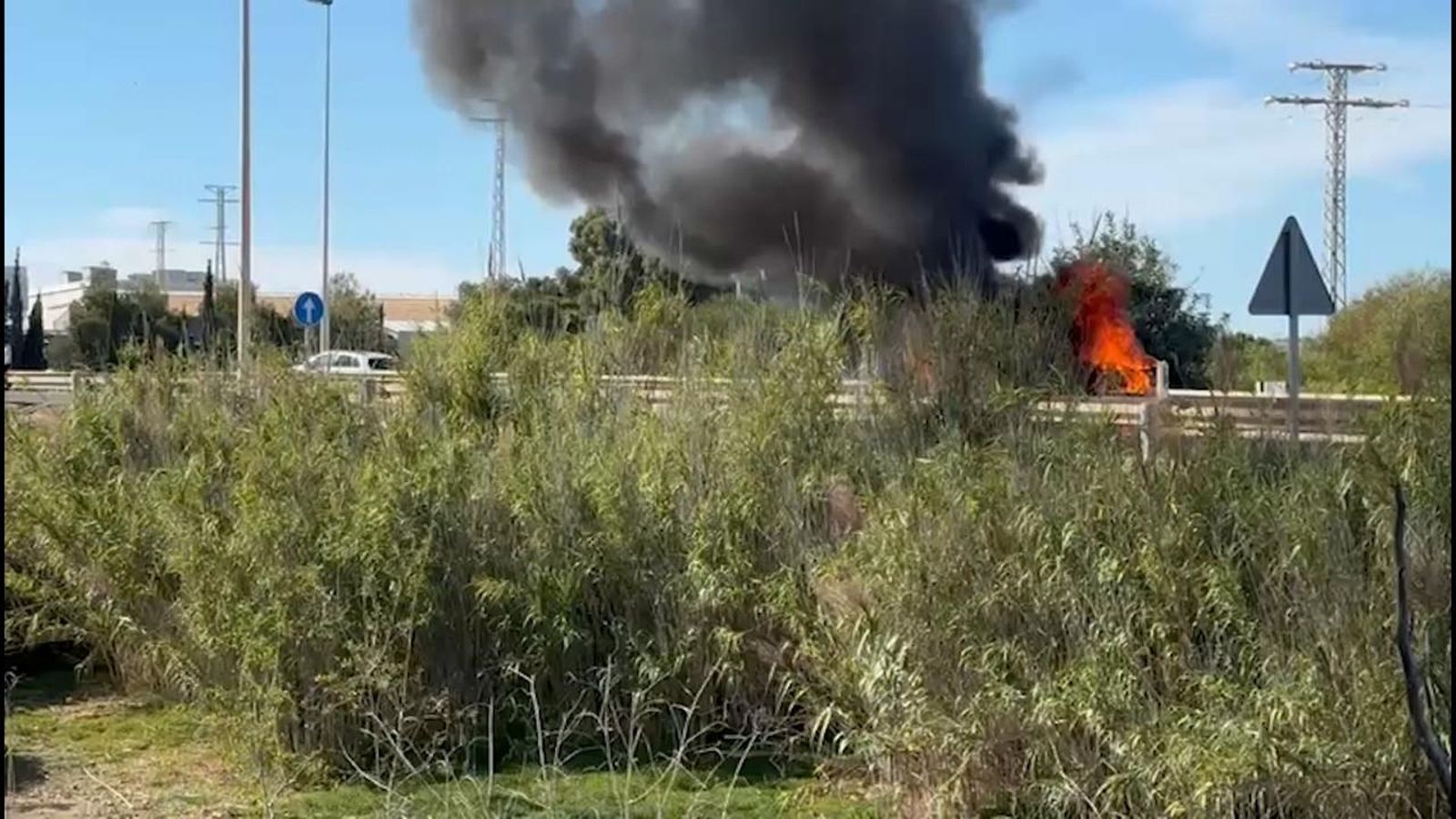 Un cotxe s’incendia a la N-332 de Torrevieja després d’un xoc per darrere