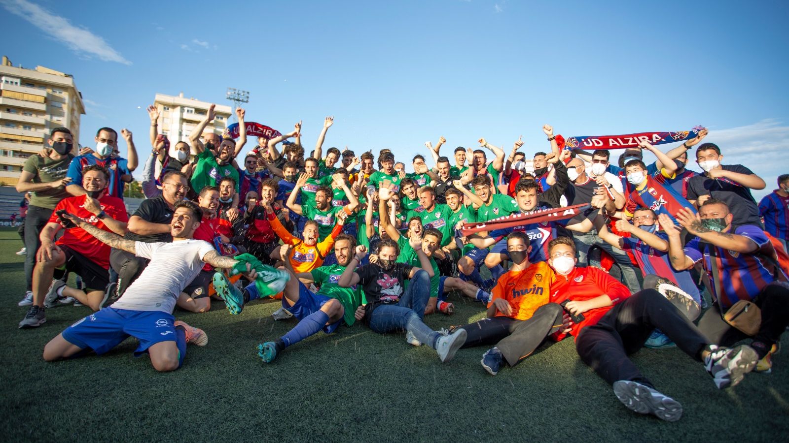 Els jugadors de l'Alzira celebren l'ascens