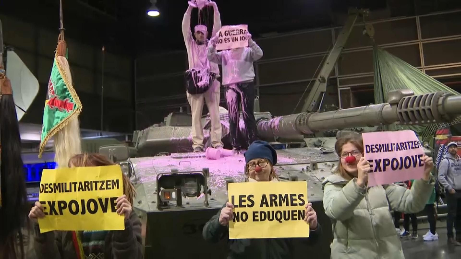 Un grup d'activistes llança pintura contra els tancs de l'Exèrcit