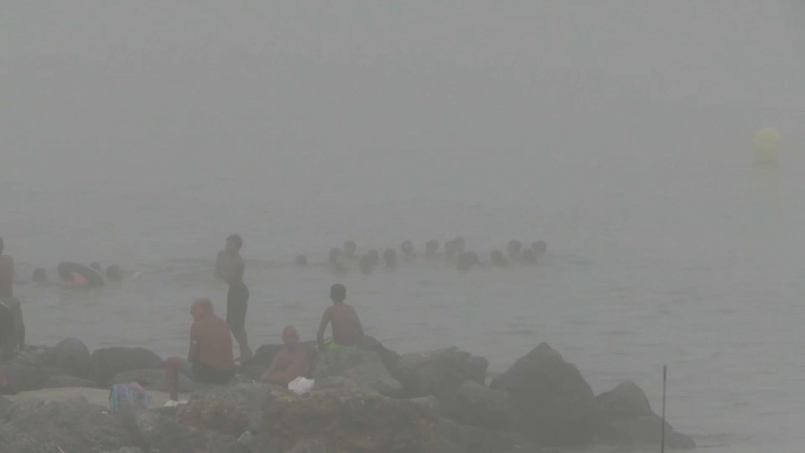 Diverses persones entren nadant a Ceuta