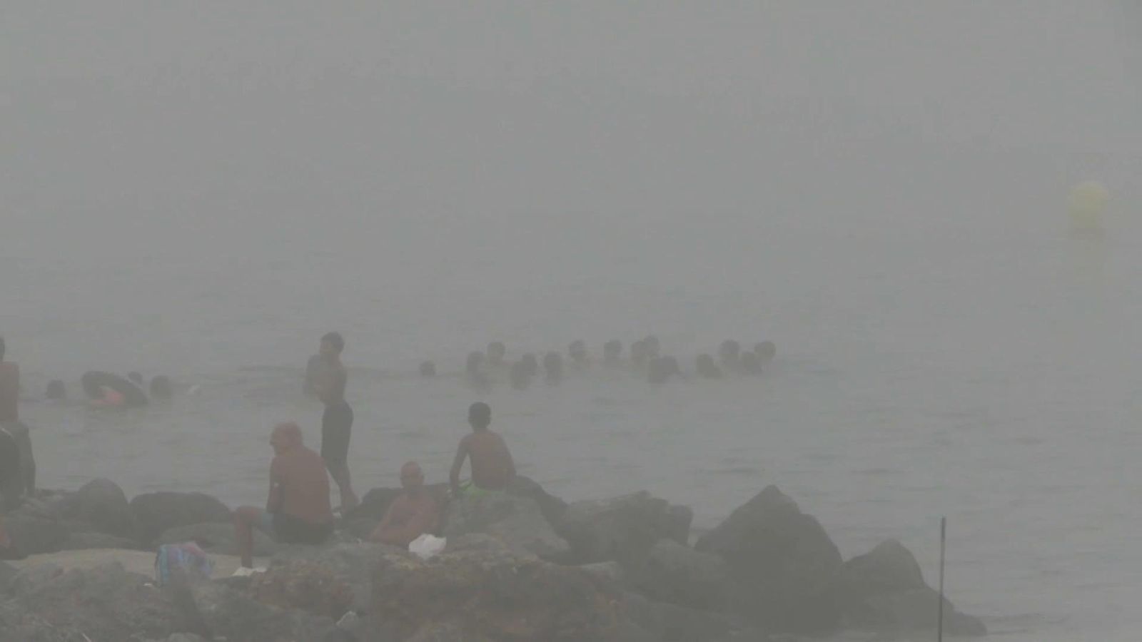Diverses persones entren nadant a Ceuta Diverses persones entren nadant a Ceuta