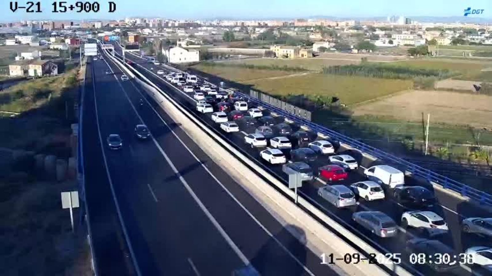 Monumental embòs d'entrada a València des de la V-21, este dijous