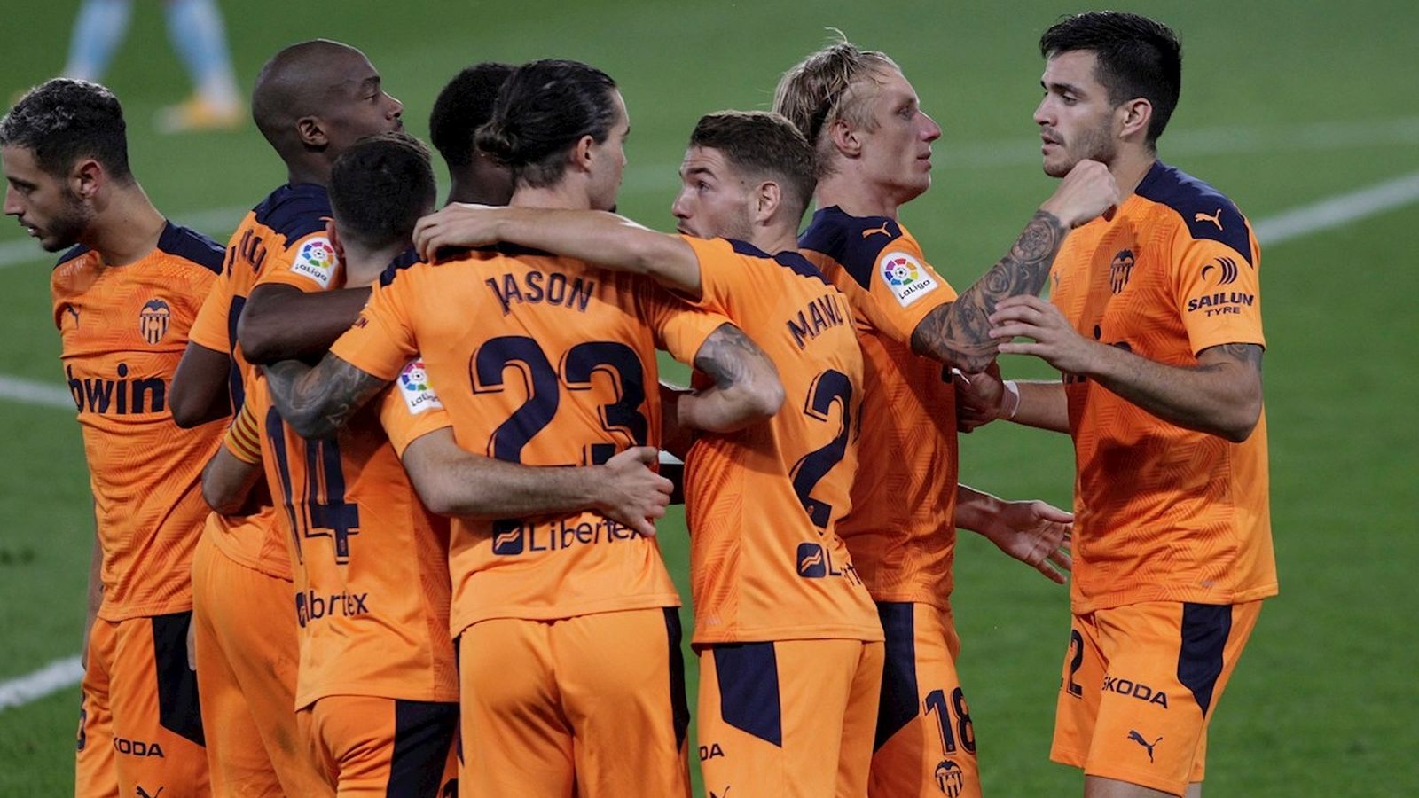 Els jugadors valencianistes celebren el gol de Maxi Gómez a Vigo