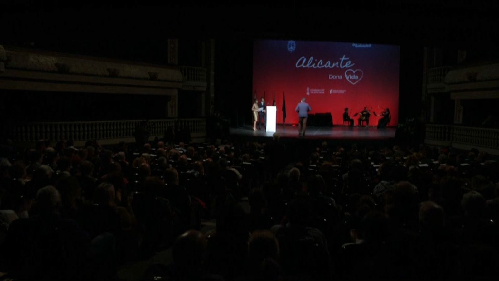 Homenatge a persones i entitats donants de sang al Teatre Principal d\'Alacant