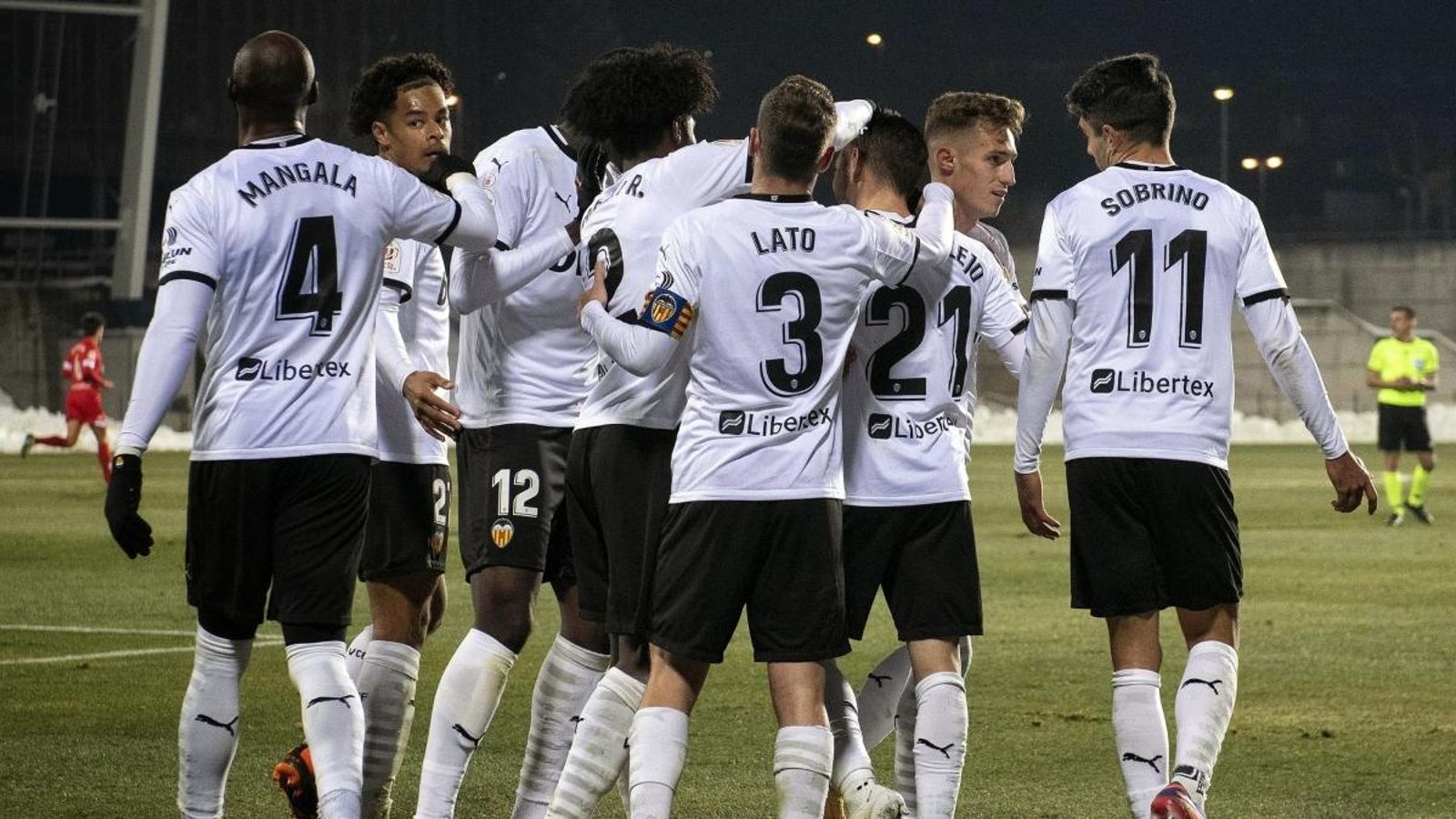 Els jugadors del València celebren el segon gol davant l'Alcorcón en Copa del Rei