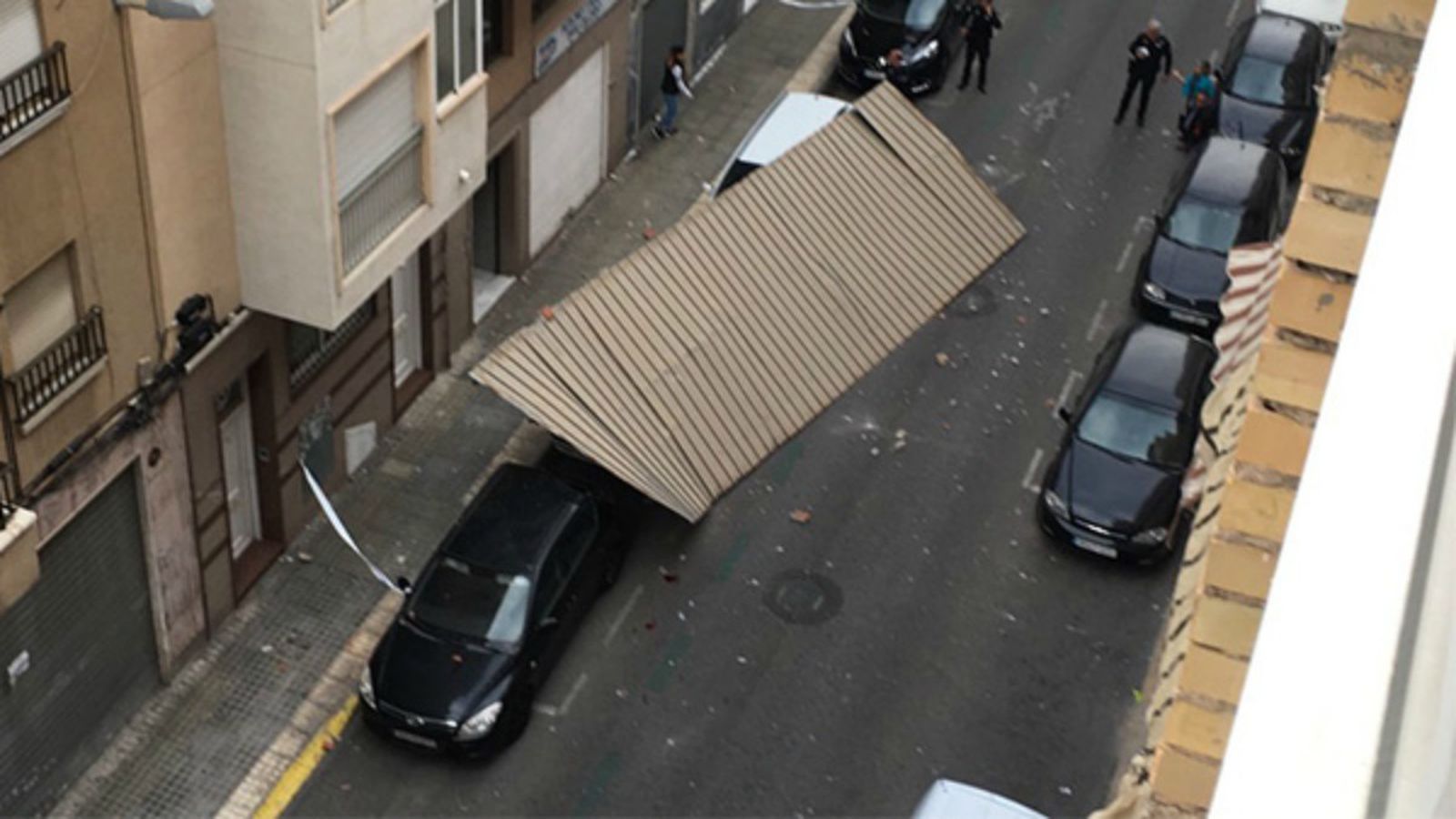 Les fortes ratxes de vent han causat nombrosos desperfectes a Elx