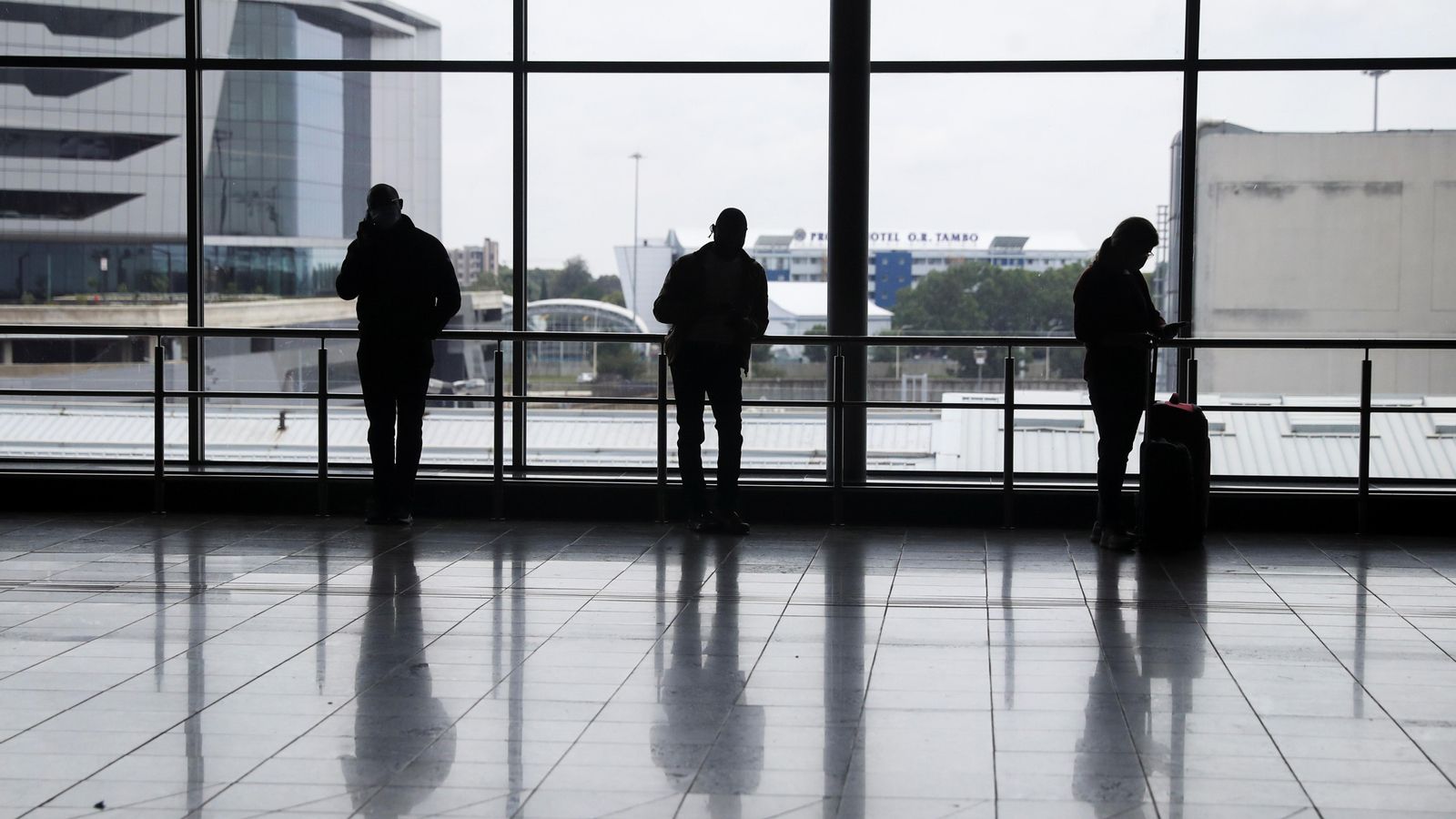 Passatgers esperen a embarcar a l'aeroport de Johannesburg, a Sud-àfrica Passatgers esperen a embarcar en l'aeroport de Johannesburg, a Sud-àfrica