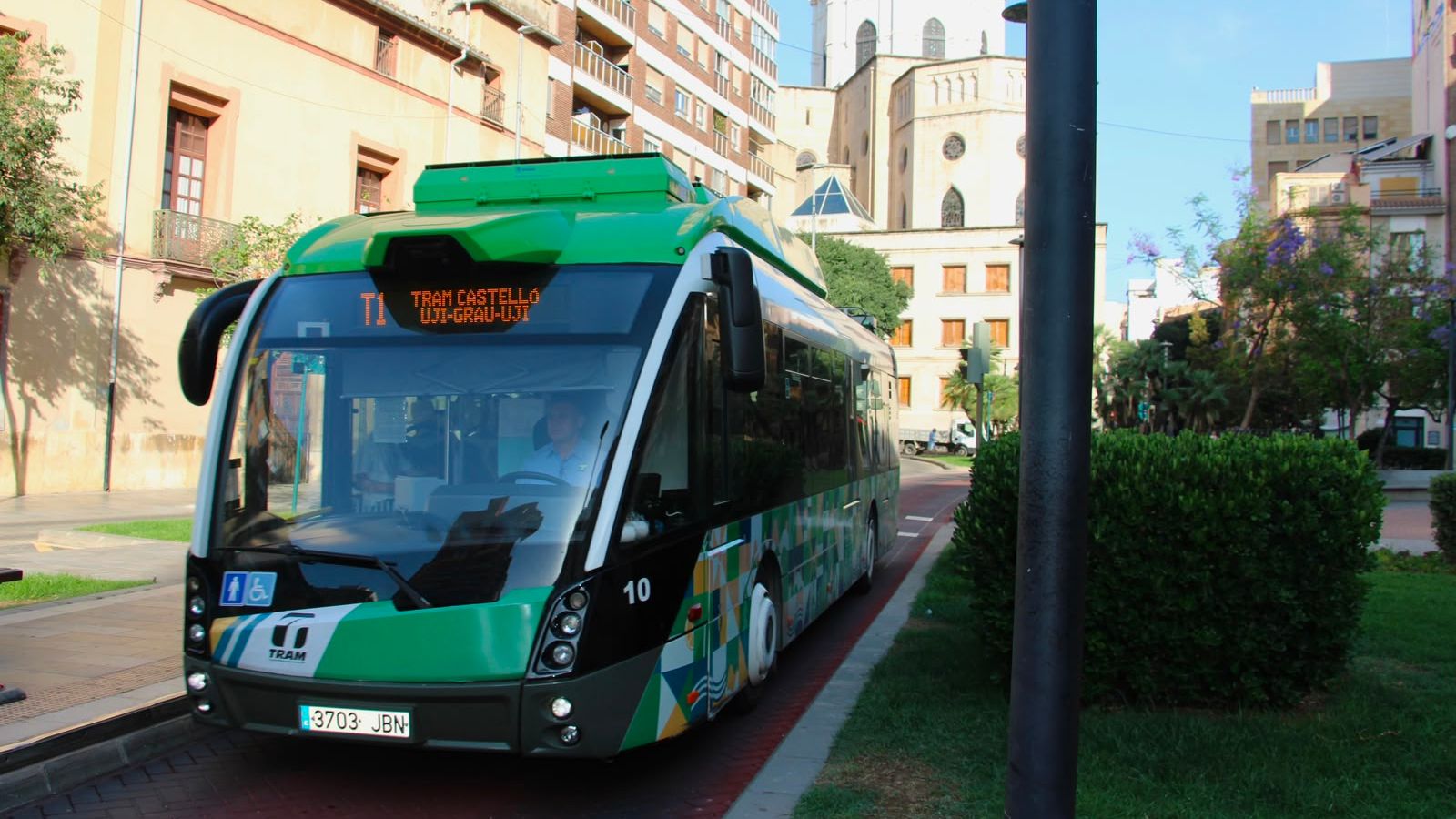 El TRAM de Castelló, en la parada de la plaça de Cardona Vives