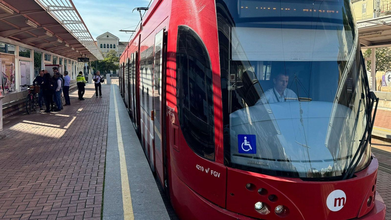 Un tramvia detingut en una parada de València, en una imatge d'arxiu