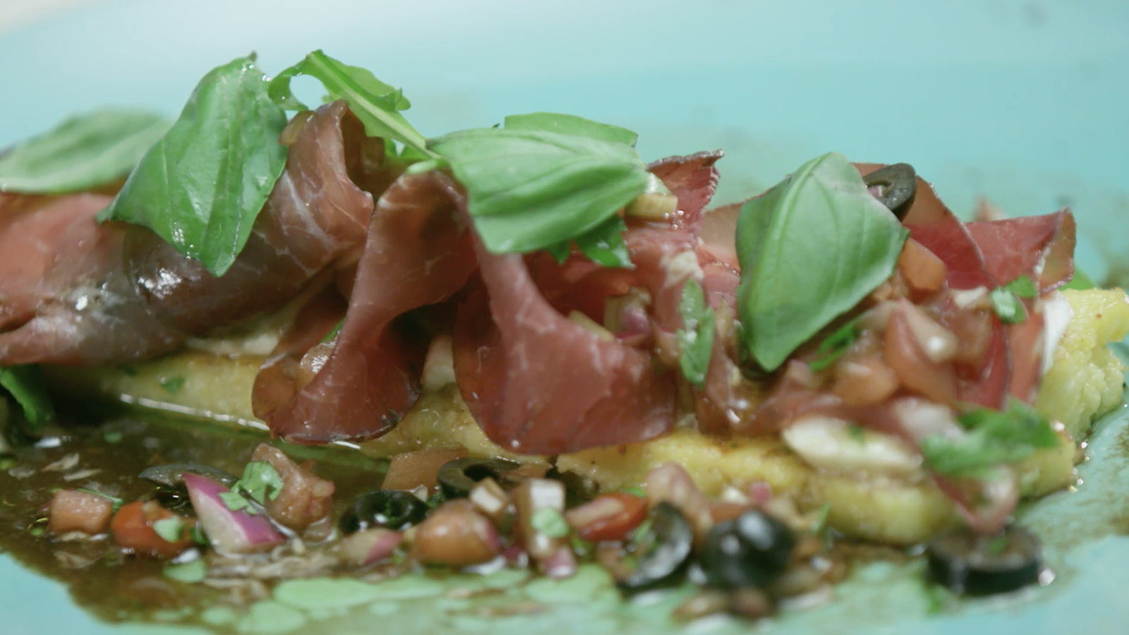 Polenta a la planxa amb tomaca i bresaola