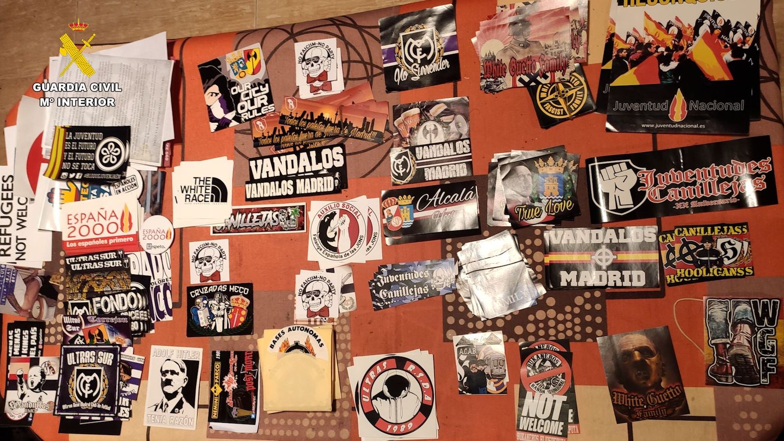 Material promocional amb diverses entitats d'ideologia nazi, com España 2000 o Juventud Nacional, que distribuia l'organització paramilitar