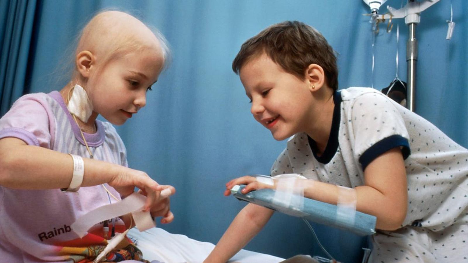 Dues xiquetes amb leucèmia reben quimioteràpia