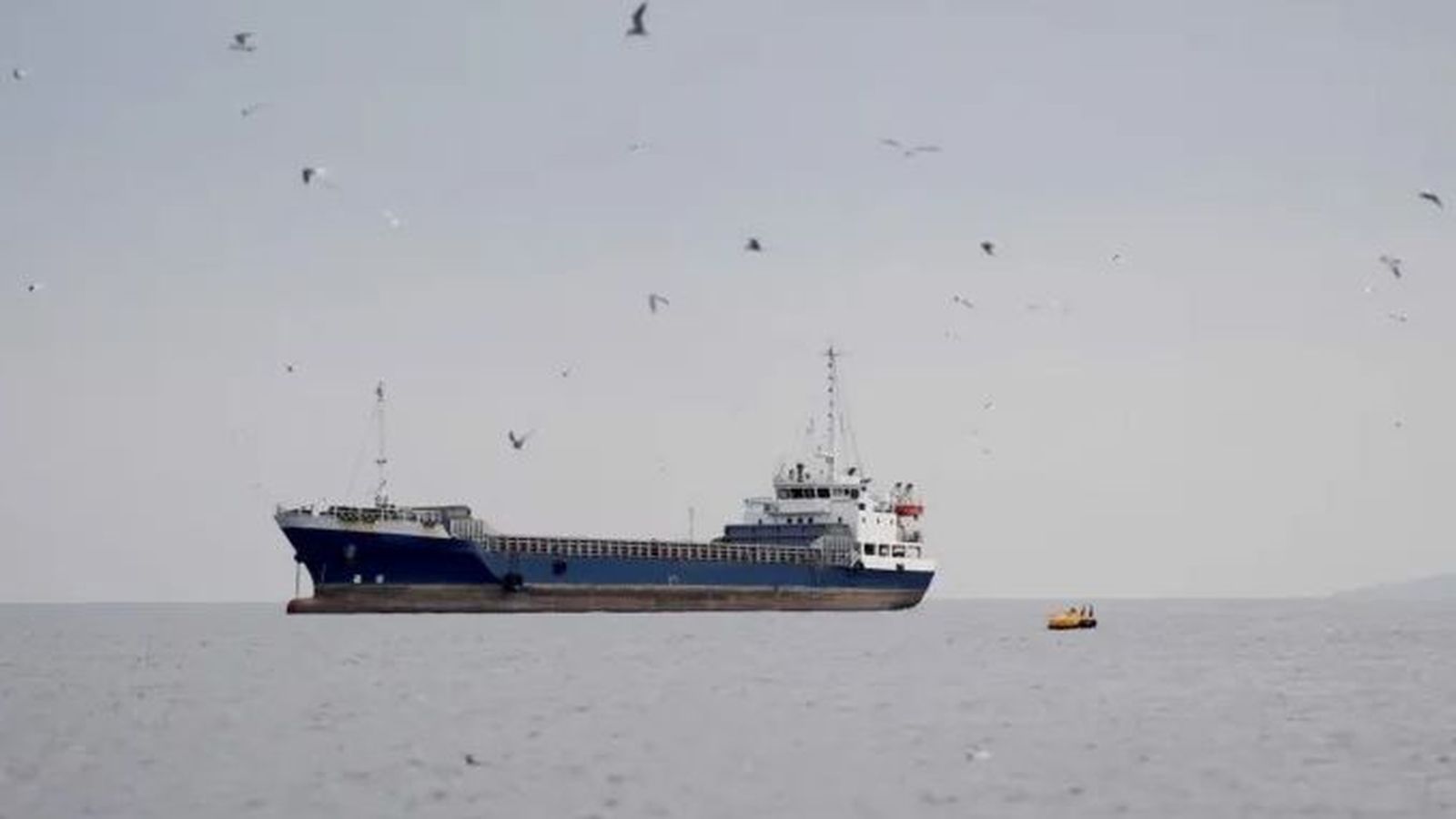 Un vaixell a l’estret d’Ormuz, davant de la costa de la província de Musandam (Oman), el 12 d’abril del 2026