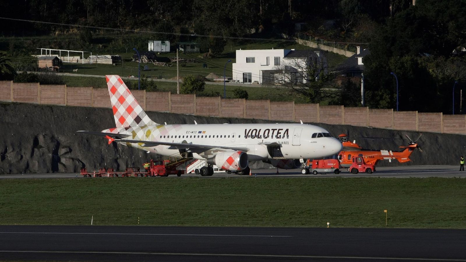 Imatge de l'avió de Volotea aterrat d'emergència a l'aeroport d'Alvedro
