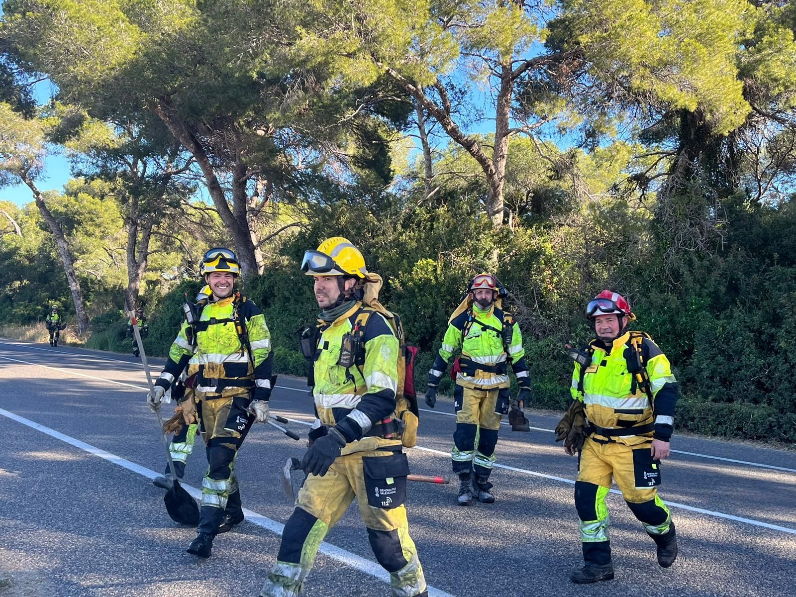 Bombers forestals de la Generalitat desplegats en l'incendi forestal del Saler, aquest dimarts