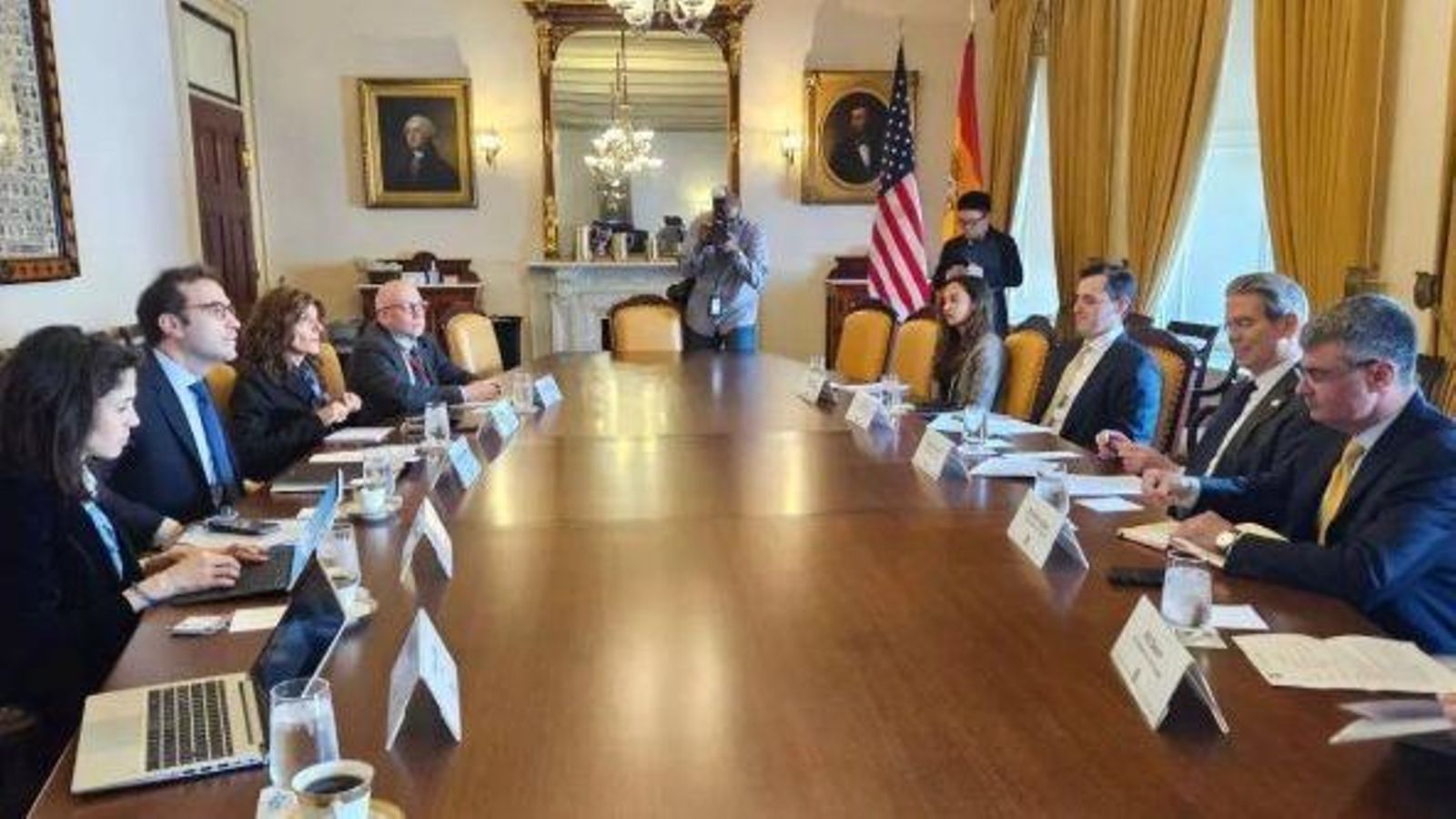 El ministre Carlos Cuerpo durant la seua reunió amb el secretari del Tresor dels Estats Units el passat 15 d'abril a Washington