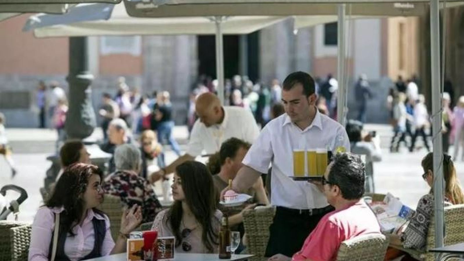 Un cambrer a València, en arxiu