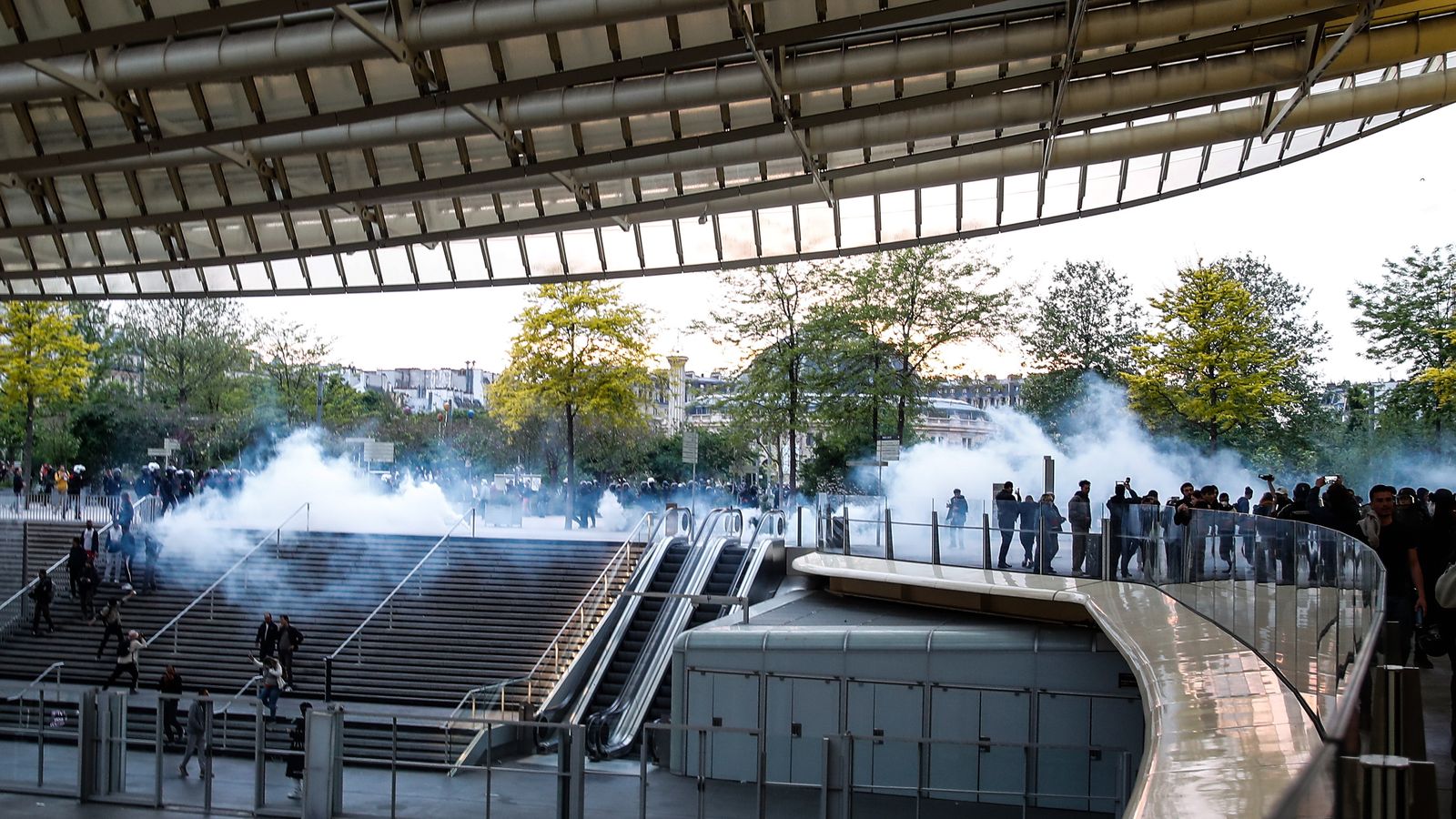 Antidisturbis dissolent una manifestació contra la victòria de Macron a París