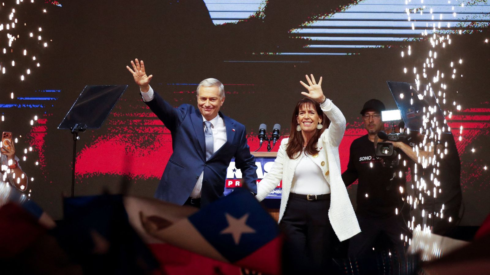 Kast i la seua dona saluden la militància després de saber-se el resultat electoral