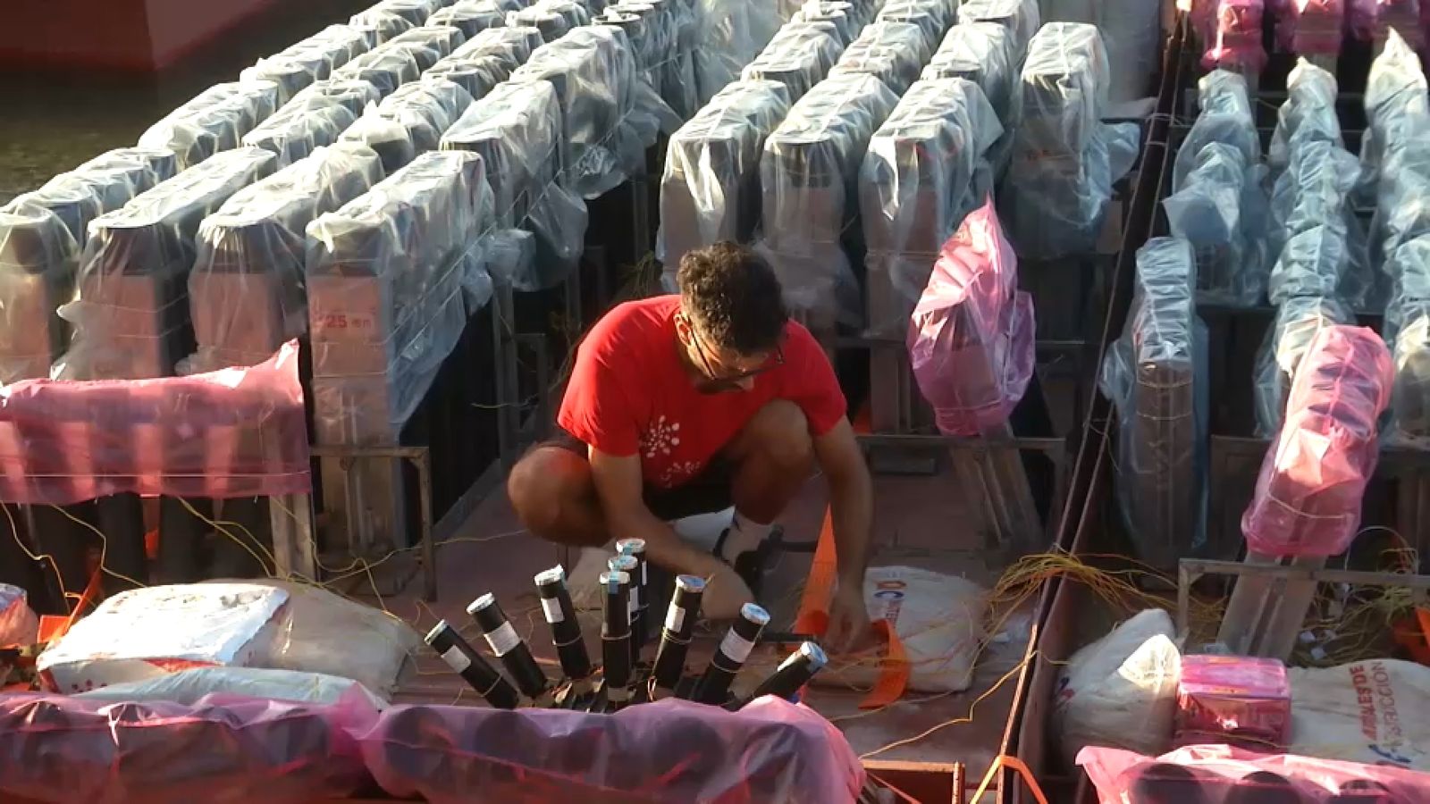 Un dels operaris de Pirotecnia Vulcano, entre les cascasses que es van disparar dissabte a la nit, quan muntava l'espectacle que va deixar 27 persones ferides