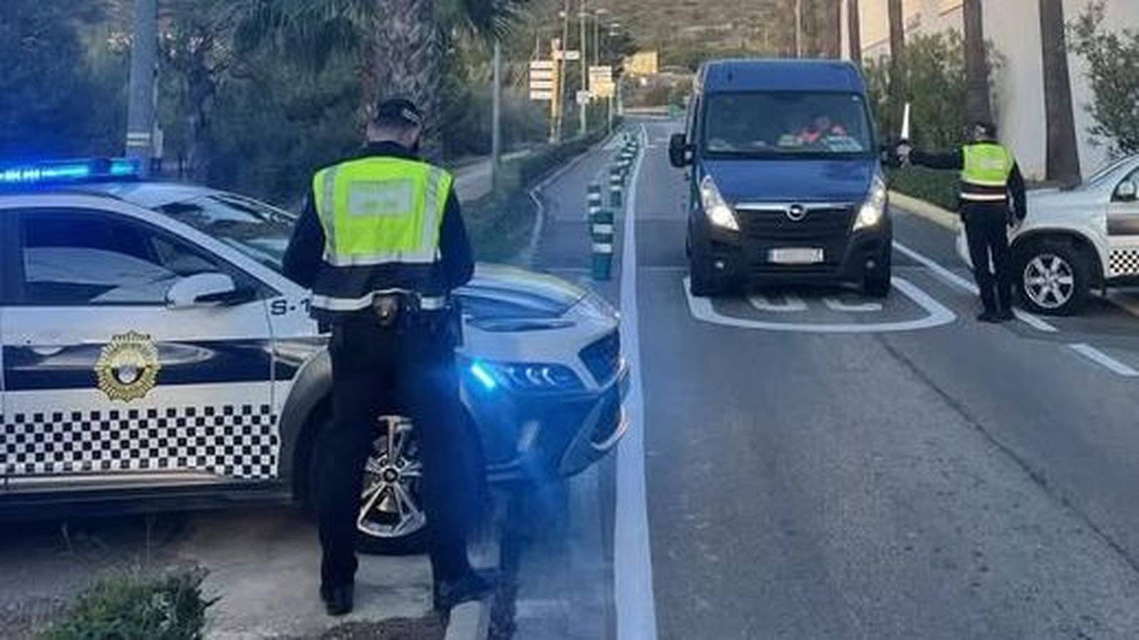 Control de la Policia Local d'Orpesa a un carrer del municipi