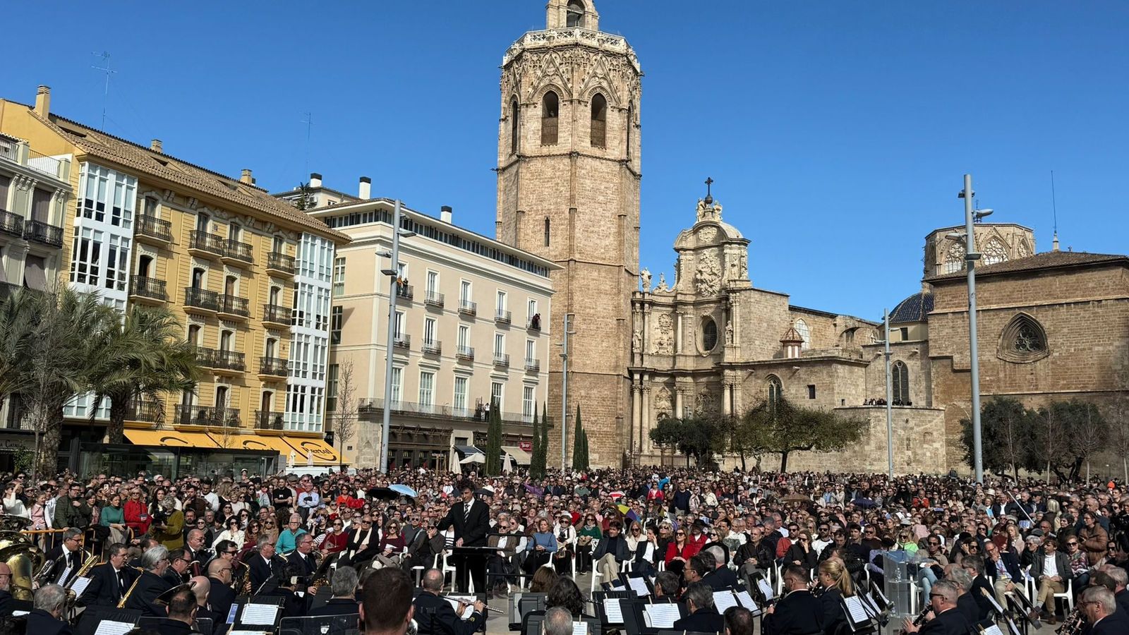 Concert a la plaça de la Reina per a commemorar els 600 anys del Micalet