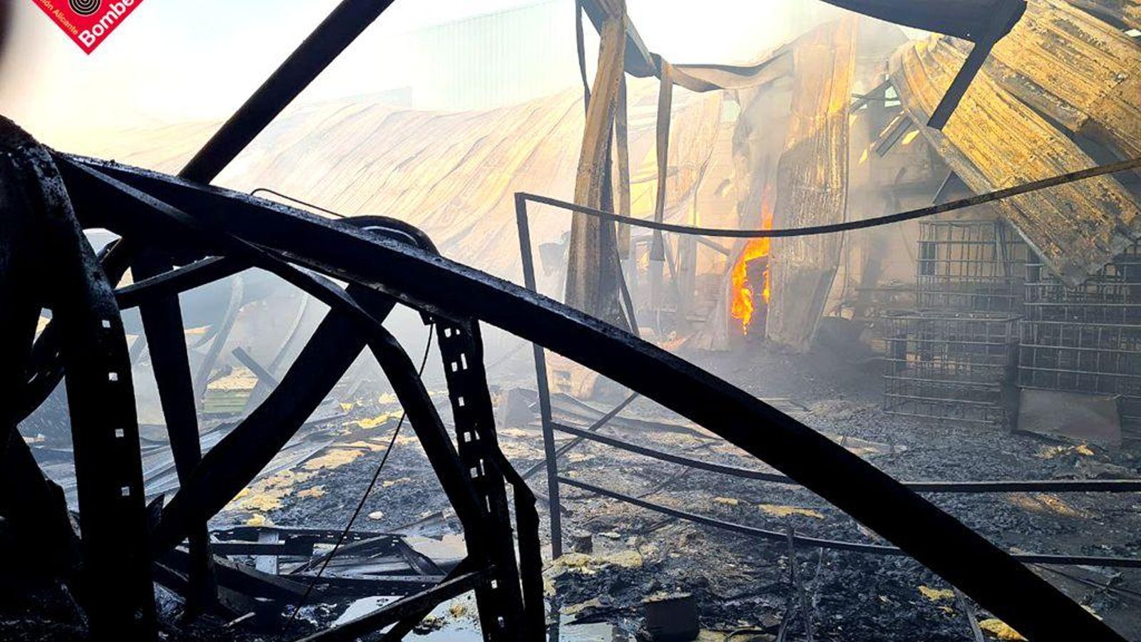 Les flames han destruït per complet la nau industrial