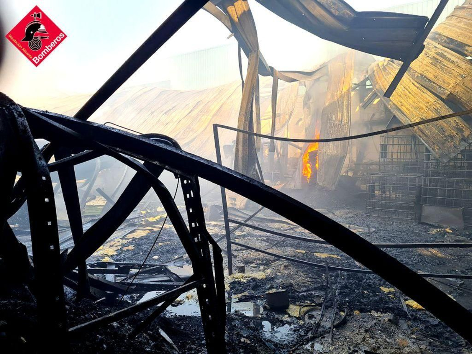 Les flames han destruït per complet la nau industrial