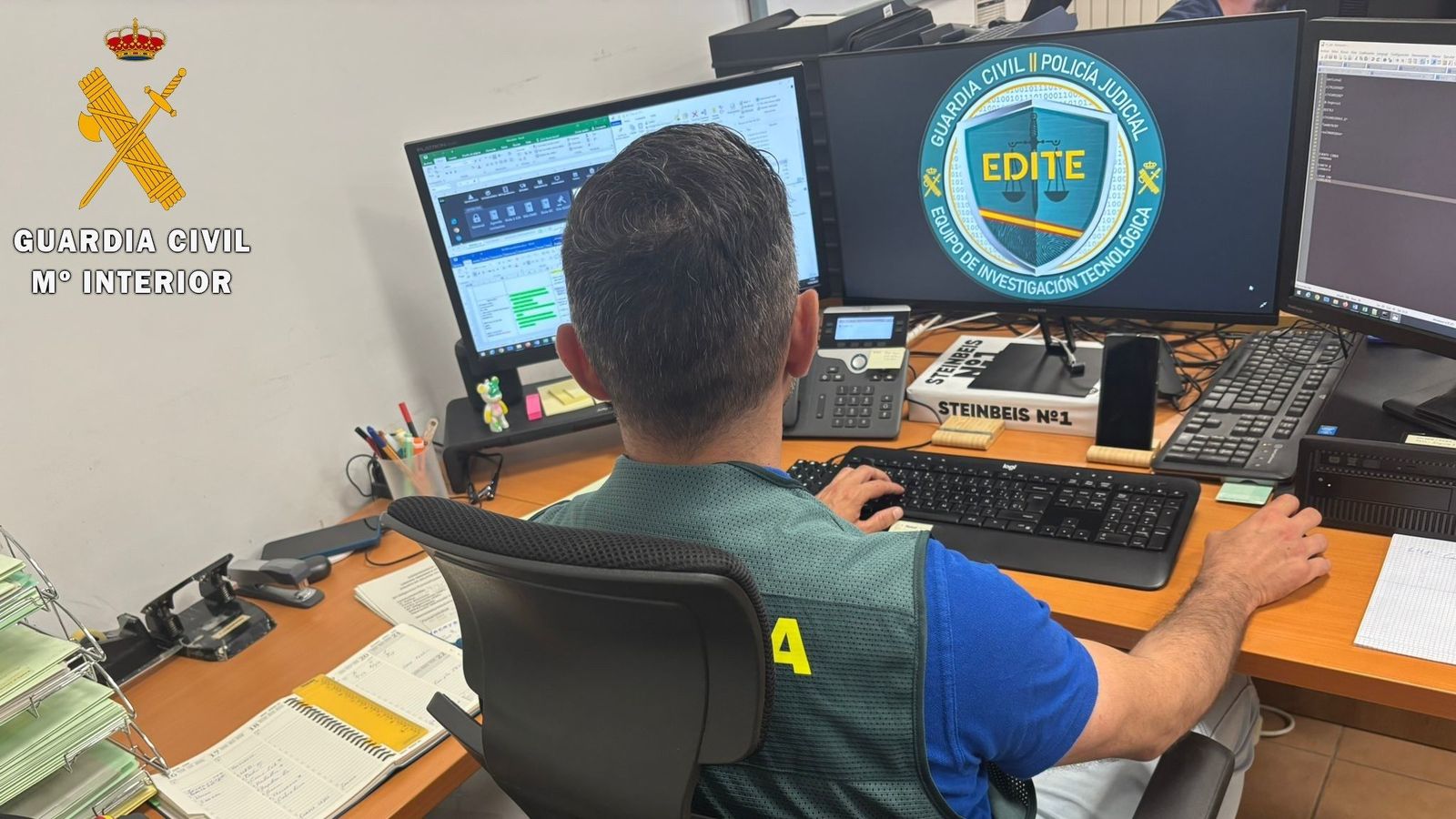 Una agent de la Guàrdia Civil investiga diferents transaccions