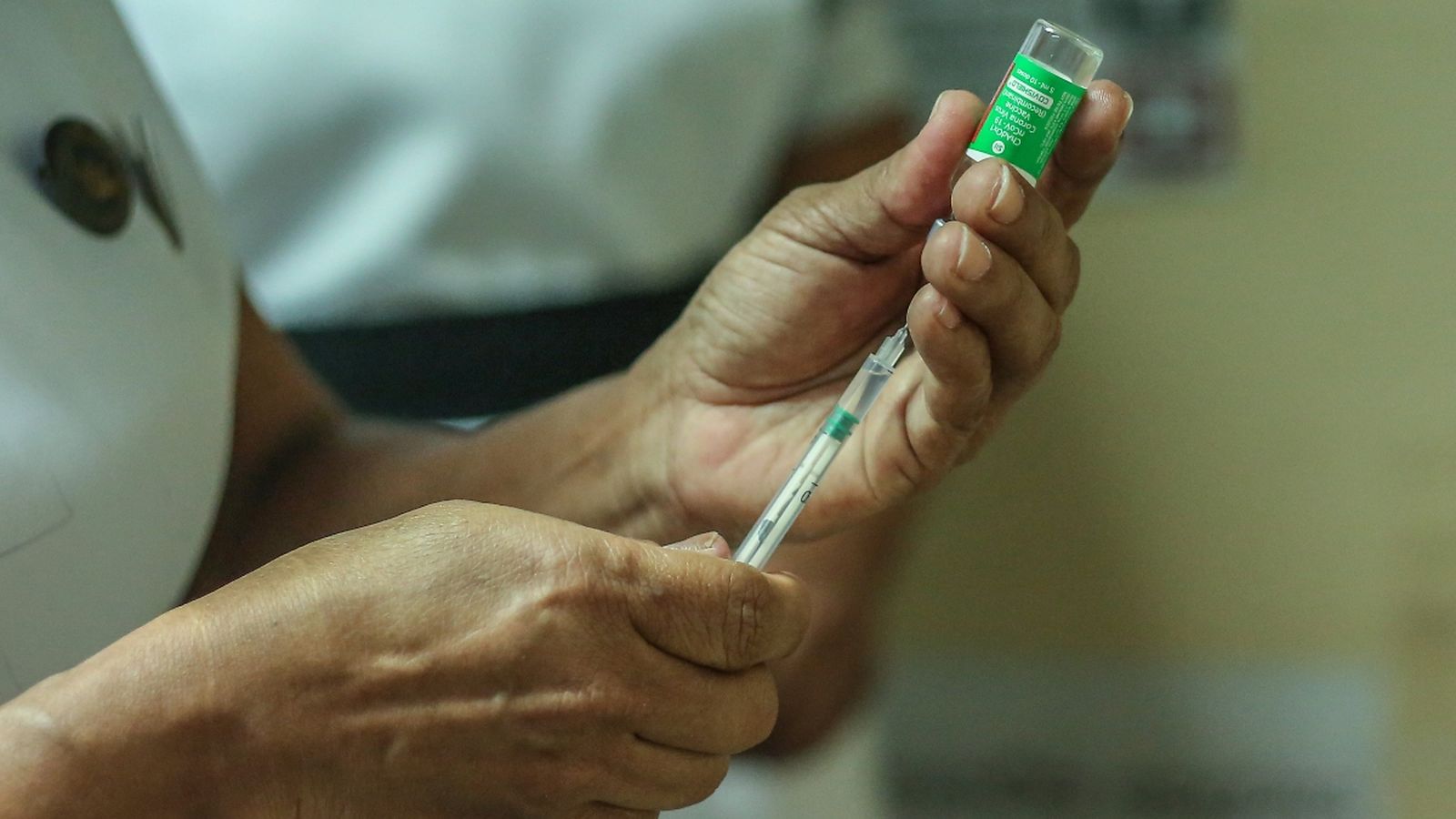 Un sanitari prepara una de les vacunes contra el coronavirus