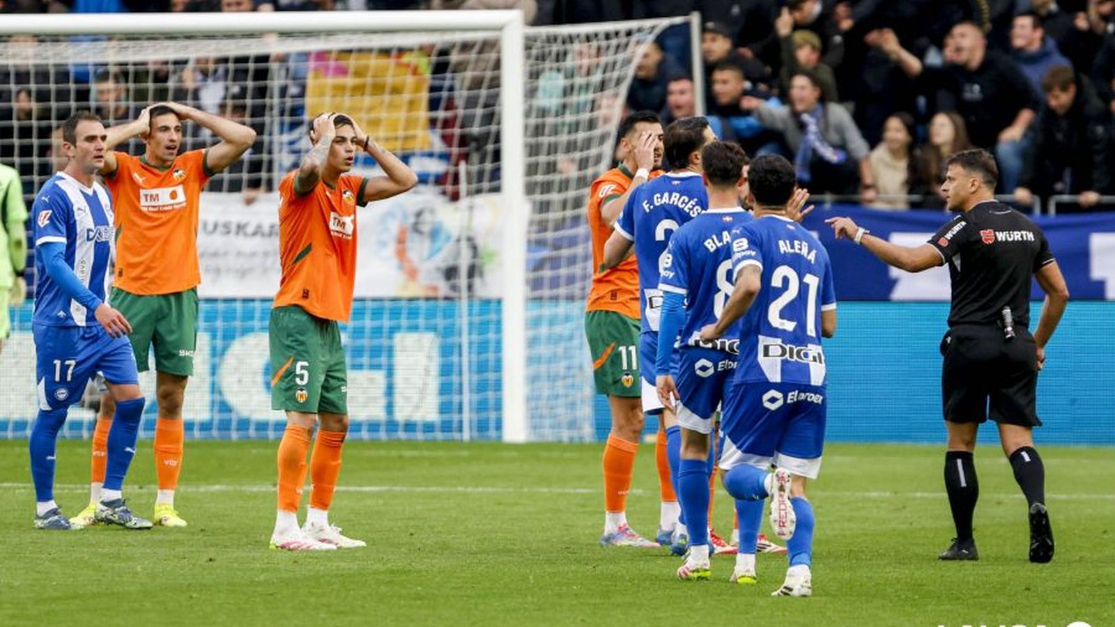 Els jugadors del València es queixen d'una decisió arbitral