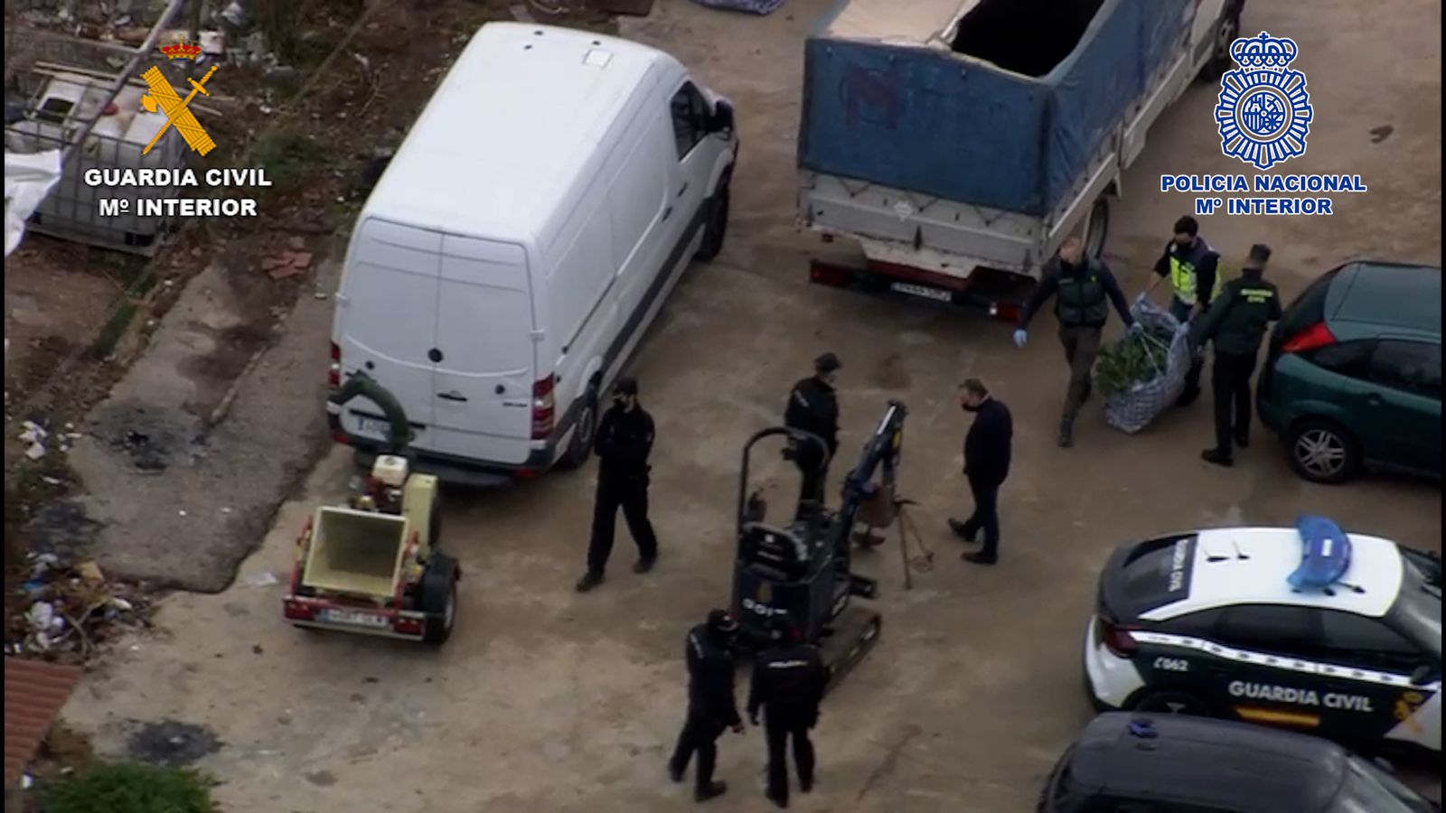 Diversos agents de la Policia Nacional i la Guàrdia Civil, en un moment de l'operatiu