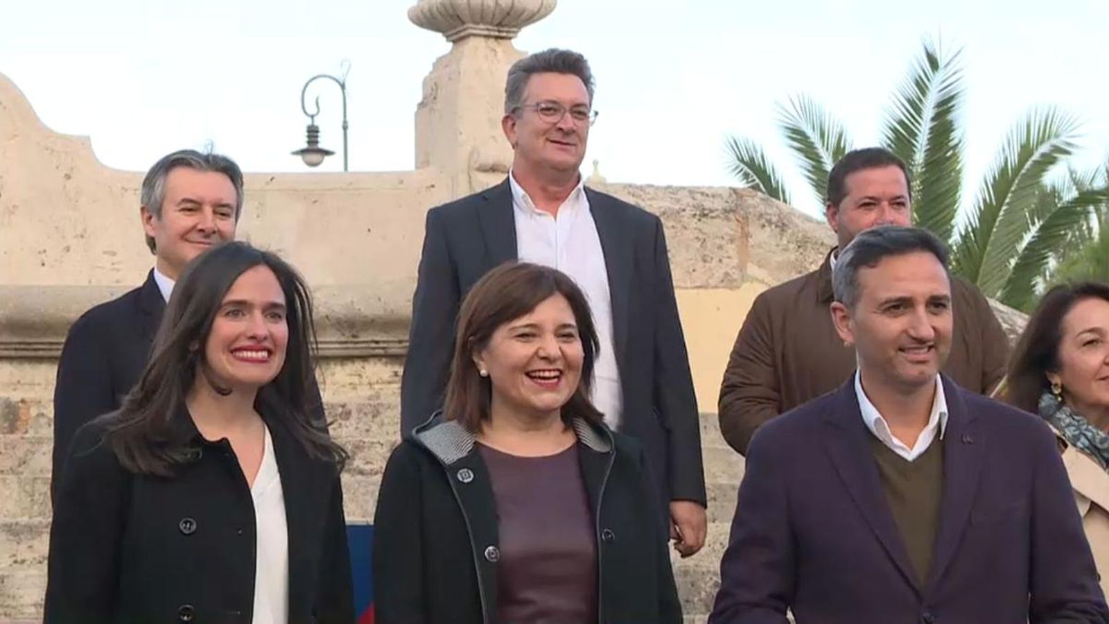 Isabel Bonig, al centre, amb alguns dels diputats i senadors electes hui a València