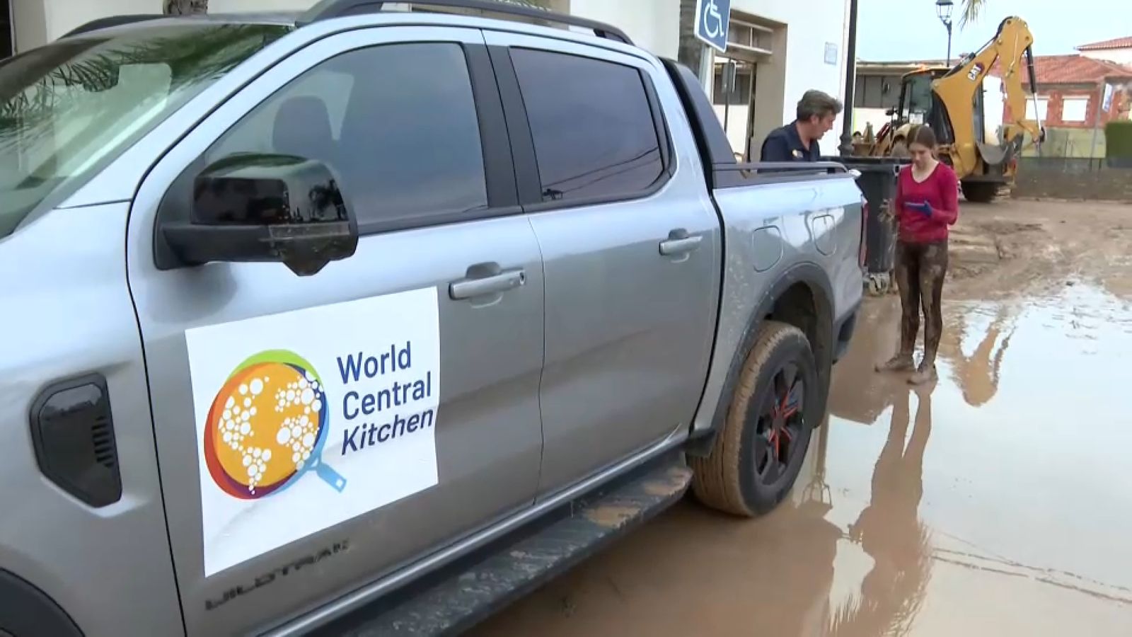 Un vehicle de l'ONG World Central Kitchen, que ha repartit entrepans entre els voluntaris que han acudit a netejar als Poblets
