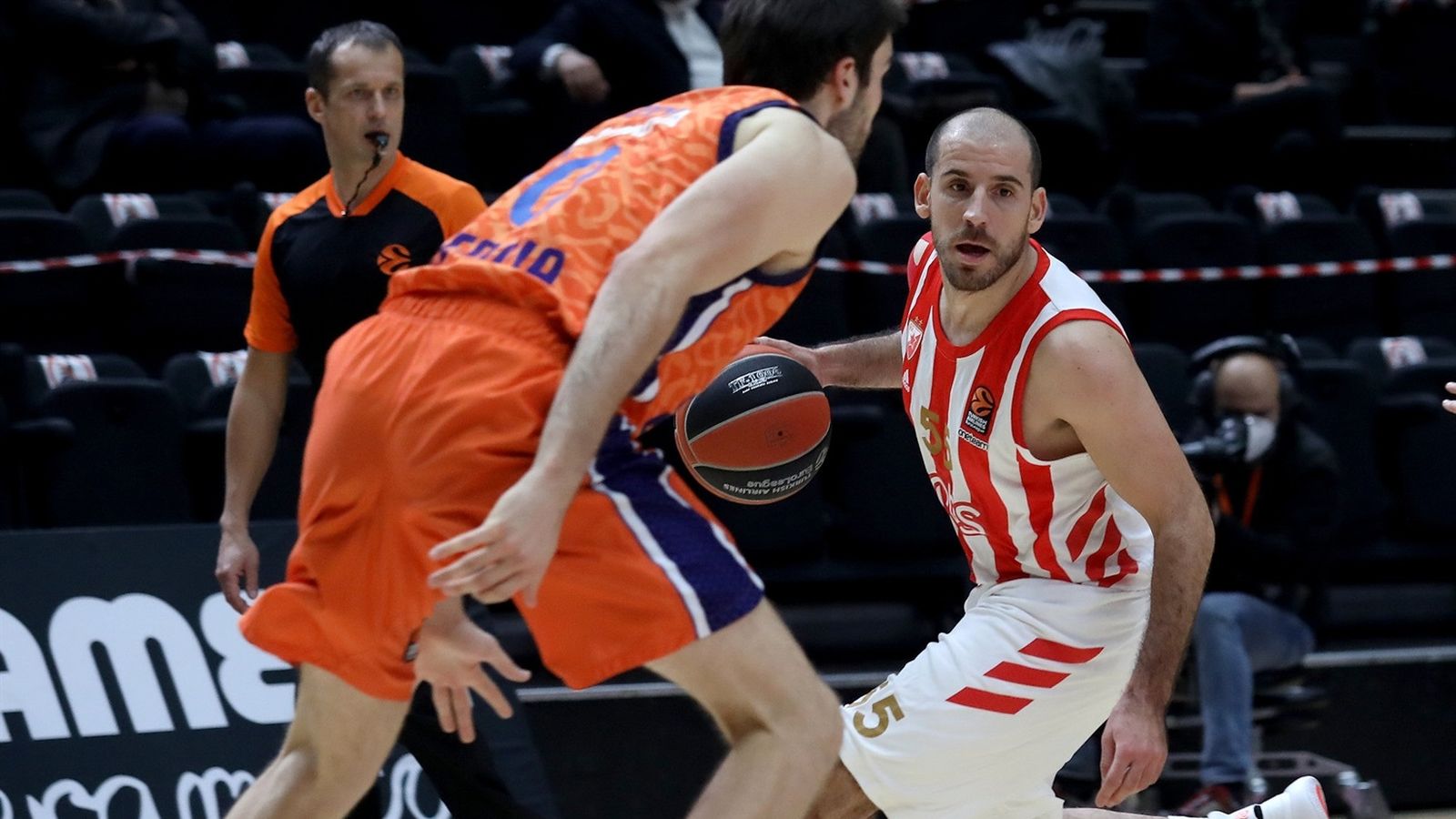 Quino Colom encara Mike Tobey en el partit d'Eurolliga entre l'Estrela Roja i el València Basket