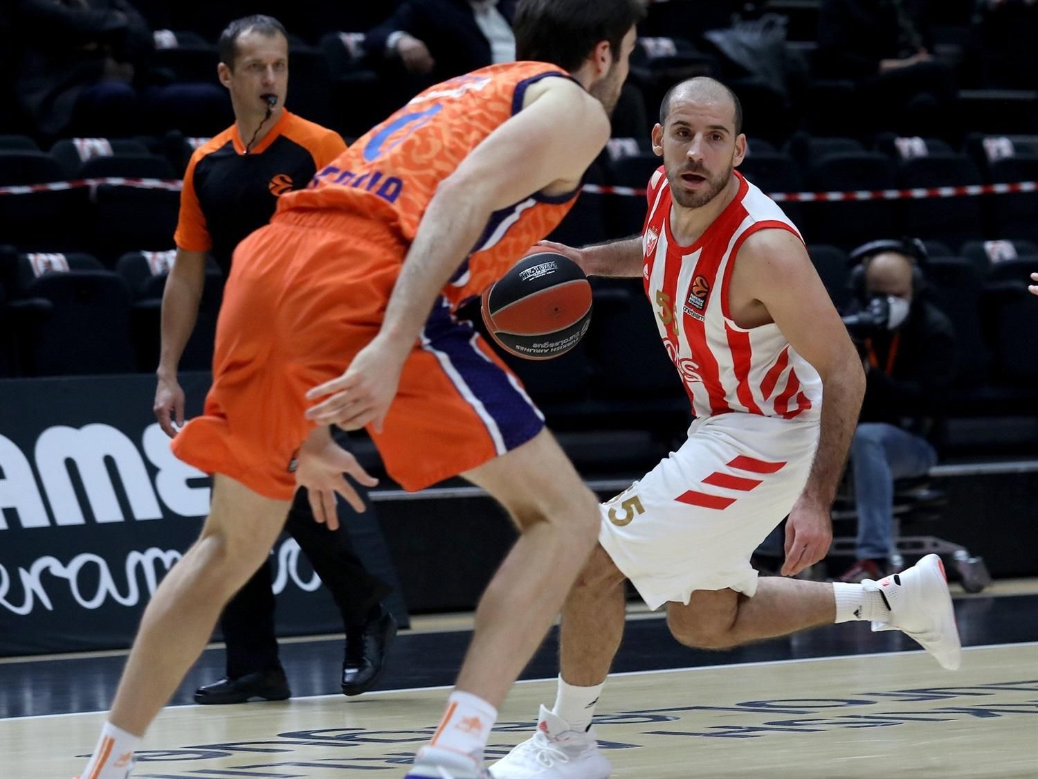 Quino Colom encara Mike Tobey en el partit d'Eurolliga entre l'Estrela Roja i el València Basket