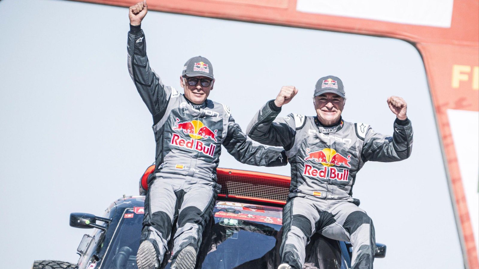 Lucas Cruz i Carlos Sainz celebren el triomf Lucas Cruz i Carlos Sainz celebren el triomf
