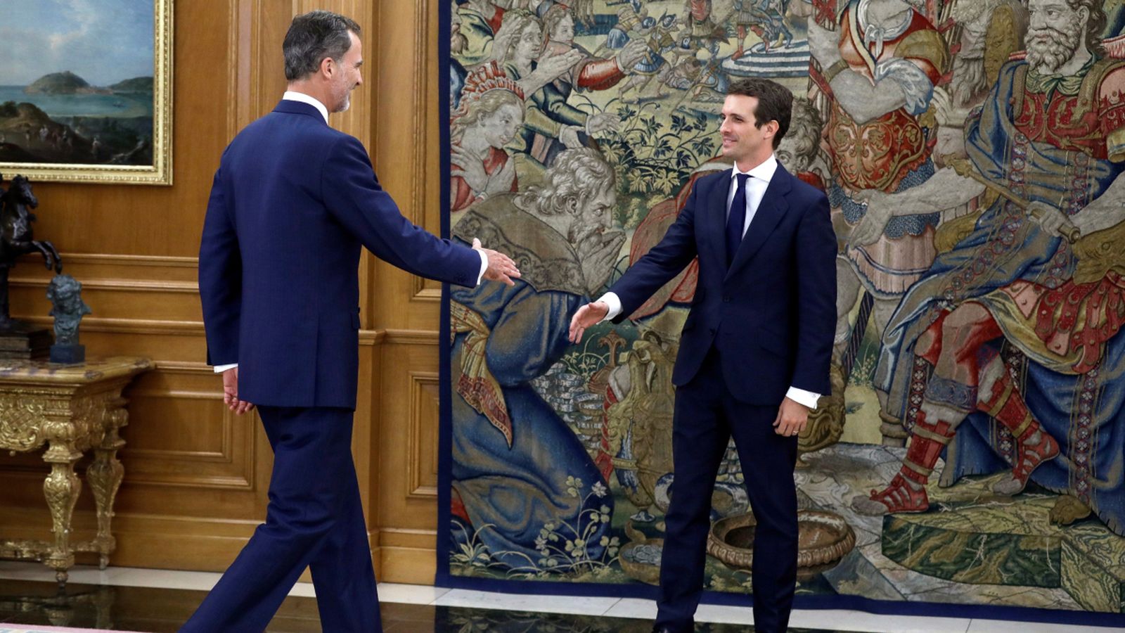 El líder del PP ha posat somrient amb el rei davant els fotògrafs.