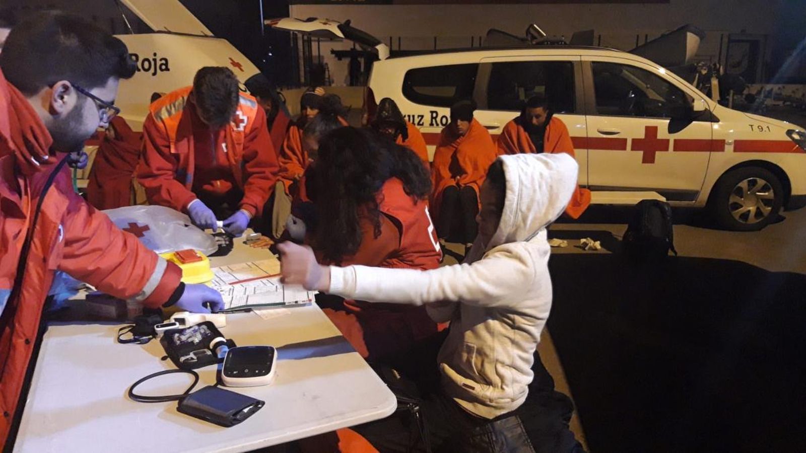 Imatge d'arxiu de la Creu Roja atenent les persones migrants
