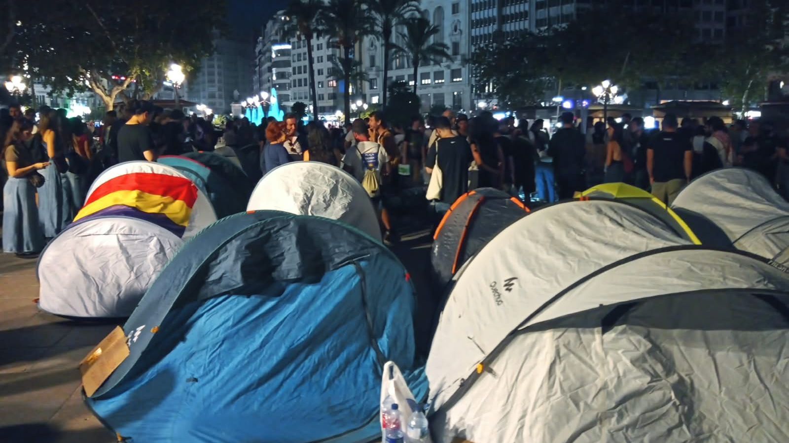 Acampada a la plaça de l'Ajuntament de València