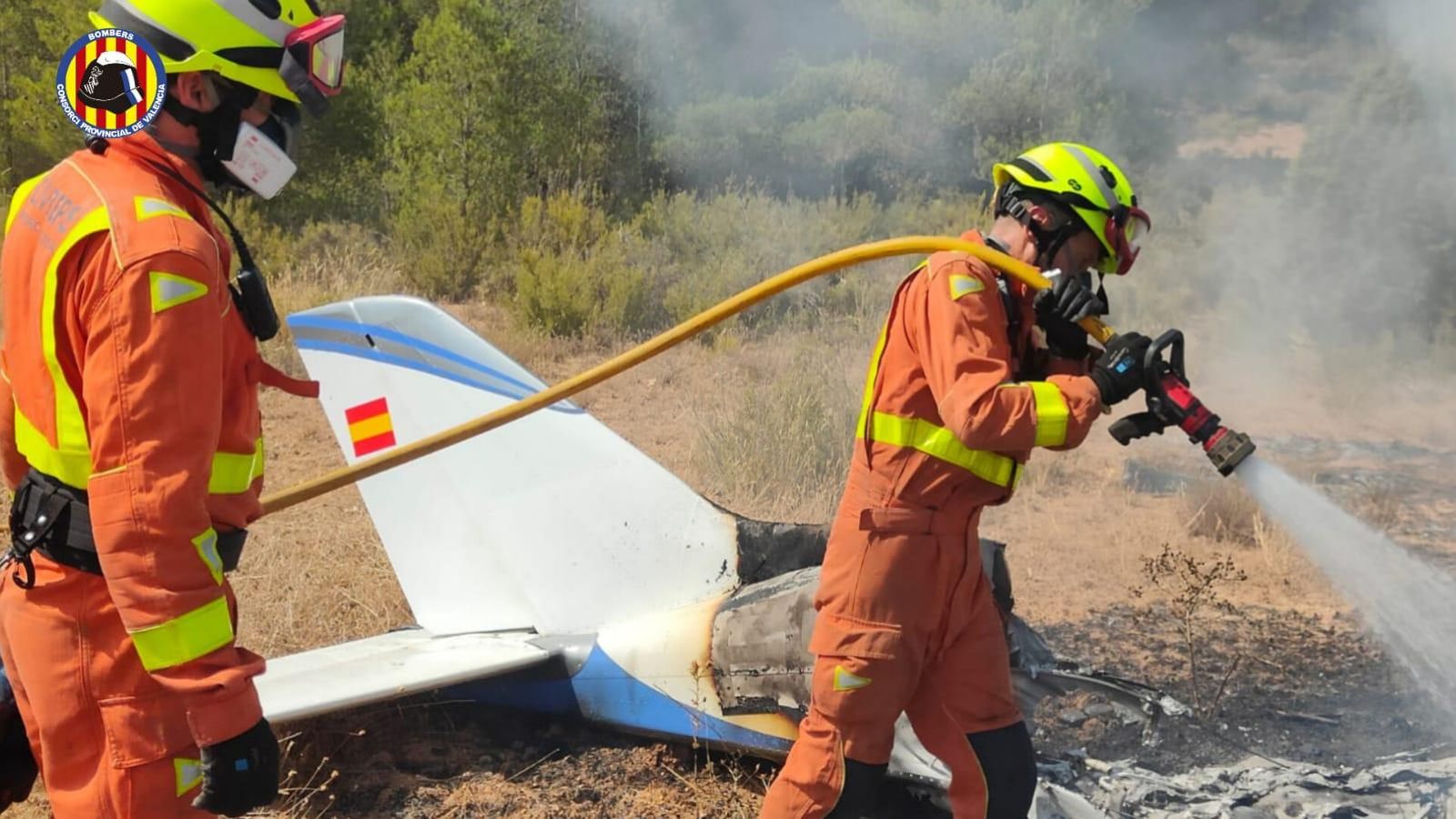 Els bombers treballen per extingir el foc de l'avioneta accidentada on este dissabte han mort dos persones